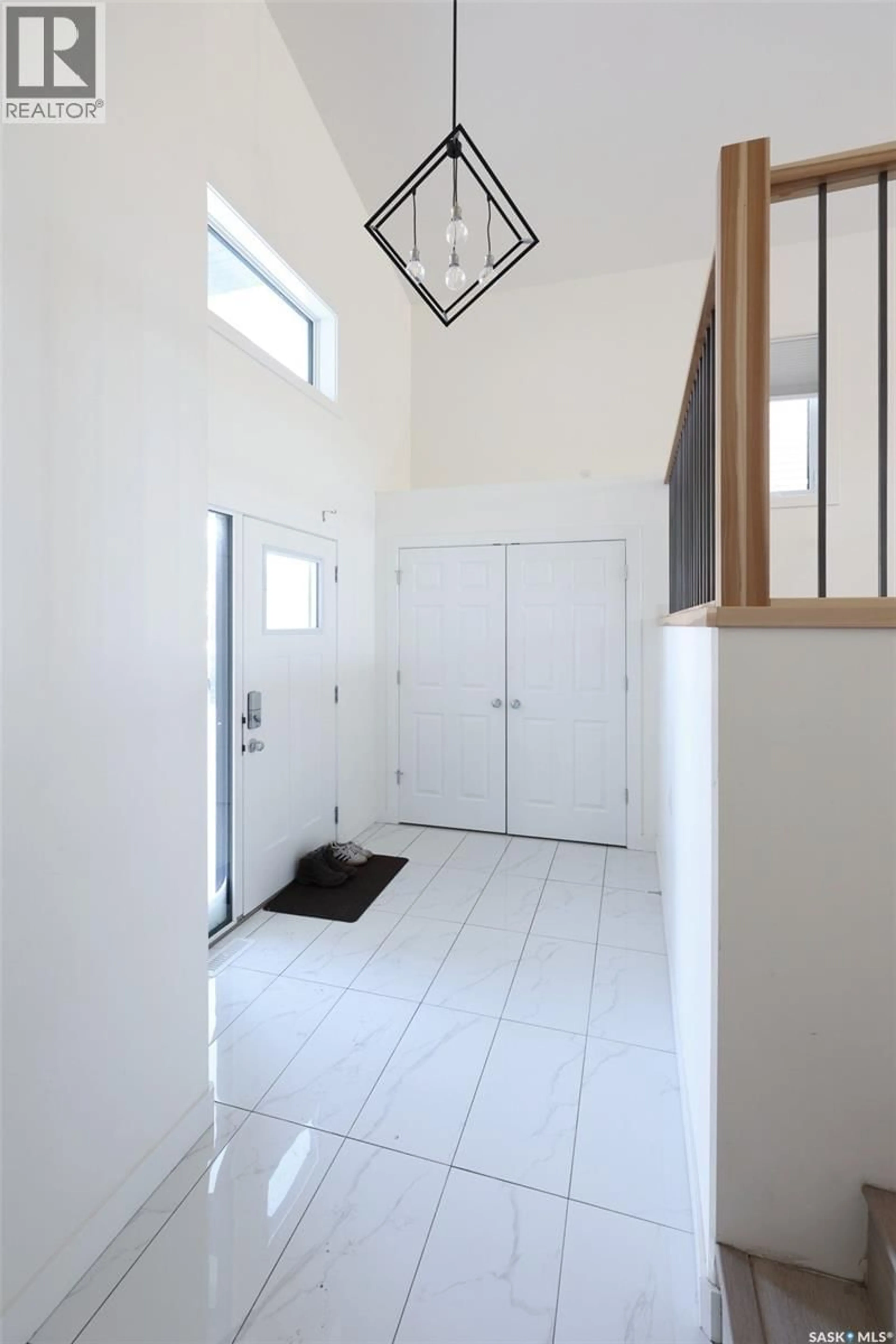 Indoor foyer for 559 LABINE TERRACE, Saskatoon Saskatchewan S7L4Z7