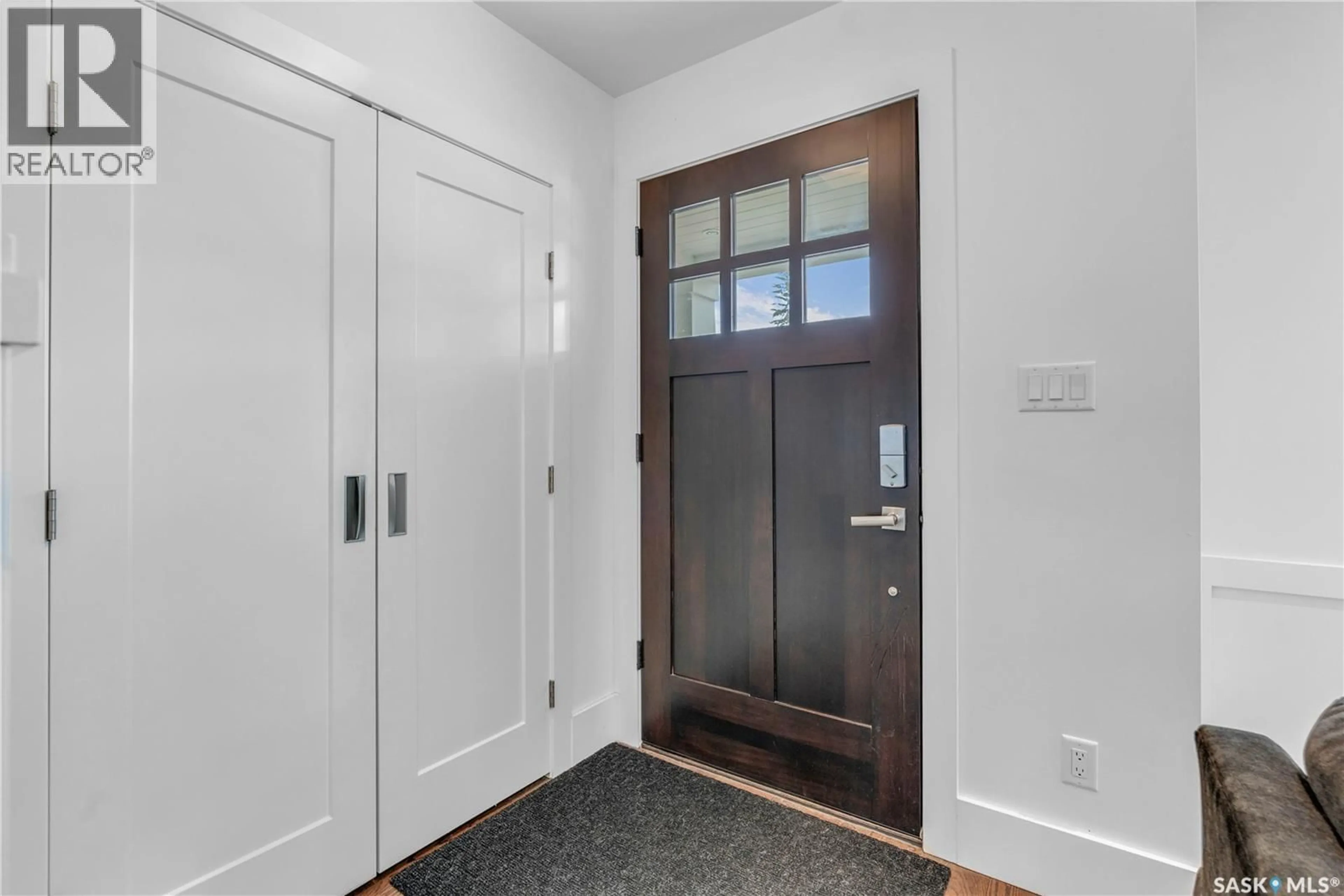 Indoor entryway for 1315A 11TH STREET, Saskatoon Saskatchewan S7H0G4