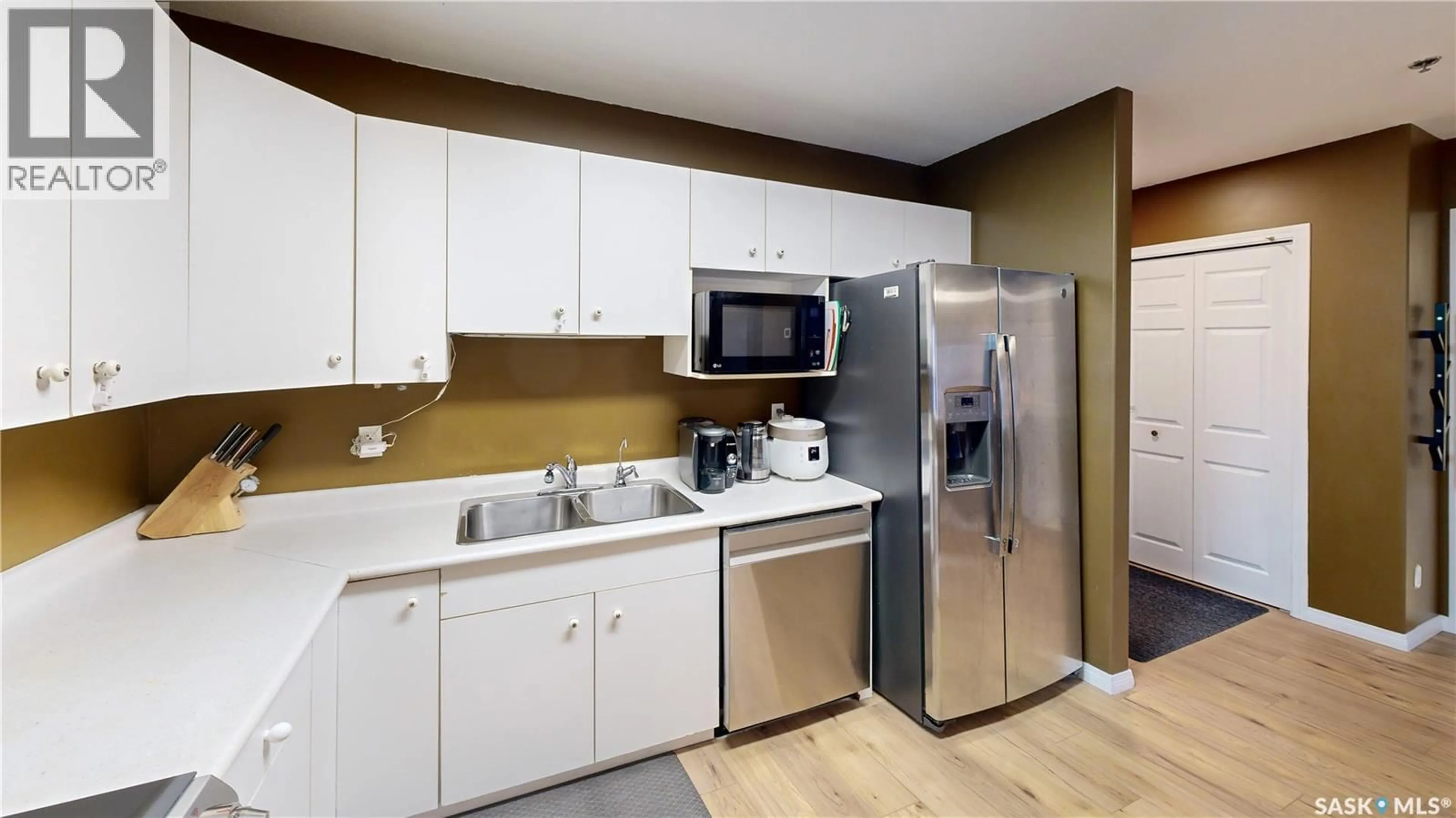 Standard kitchen, wood/laminate floor for 305 - 2203 ANGUS STREET, Regina Saskatchewan S4T2A3