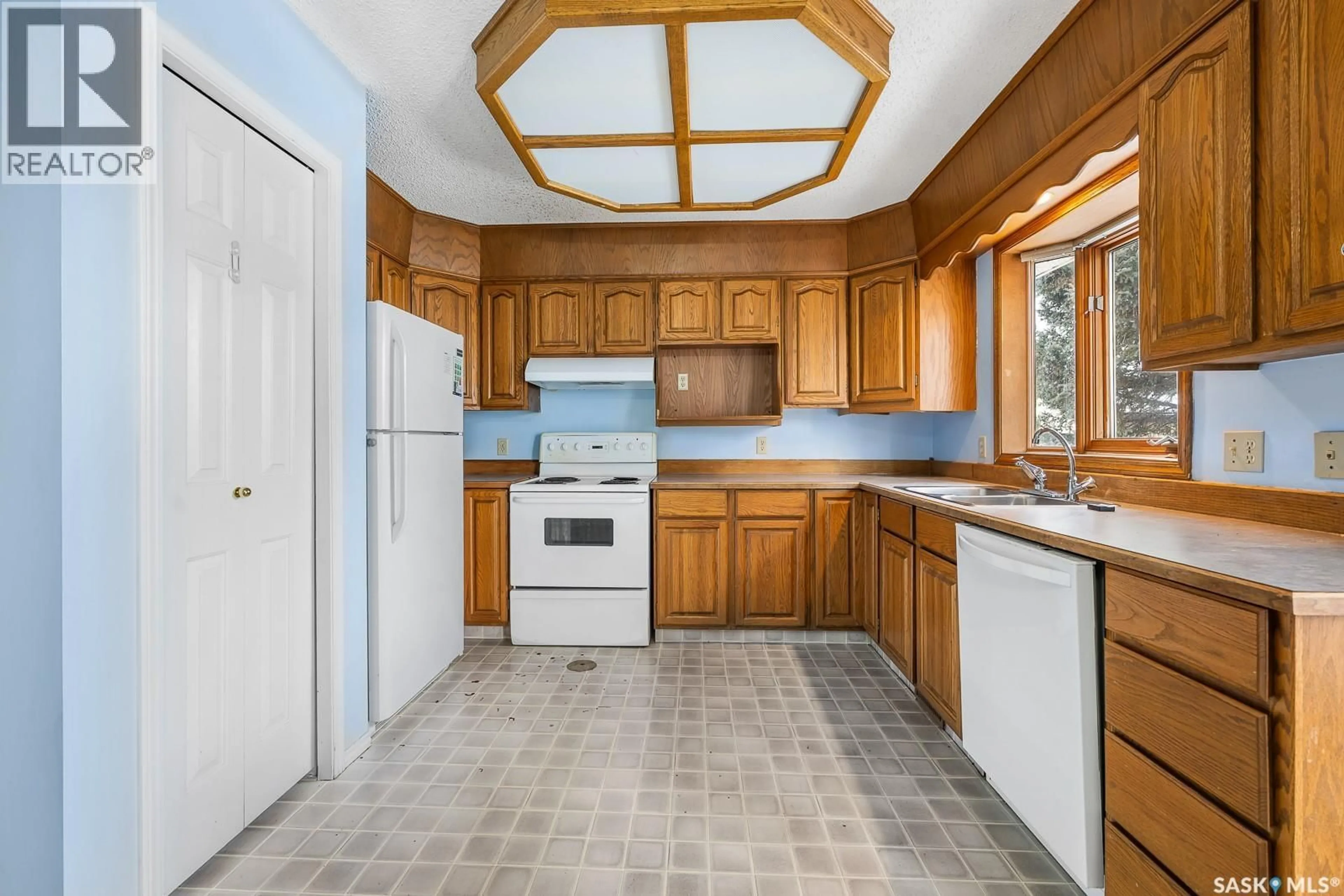 Standard kitchen, ceramic/tile floor for E - 3411 MIDDLETON PLACE, Regina Saskatchewan S4N7C2