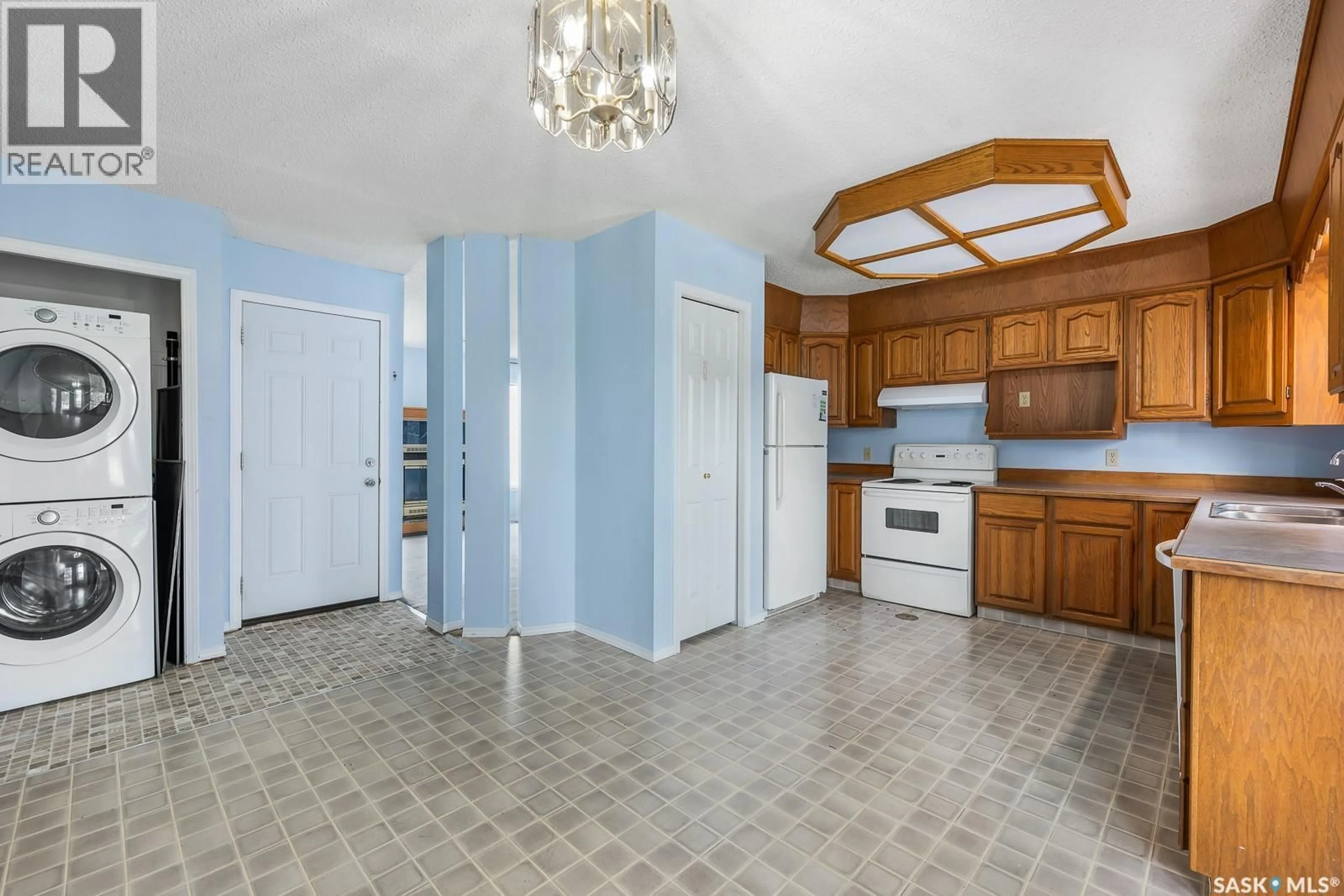 Standard kitchen, ceramic/tile floor for E - 3411 MIDDLETON PLACE, Regina Saskatchewan S4N7C2