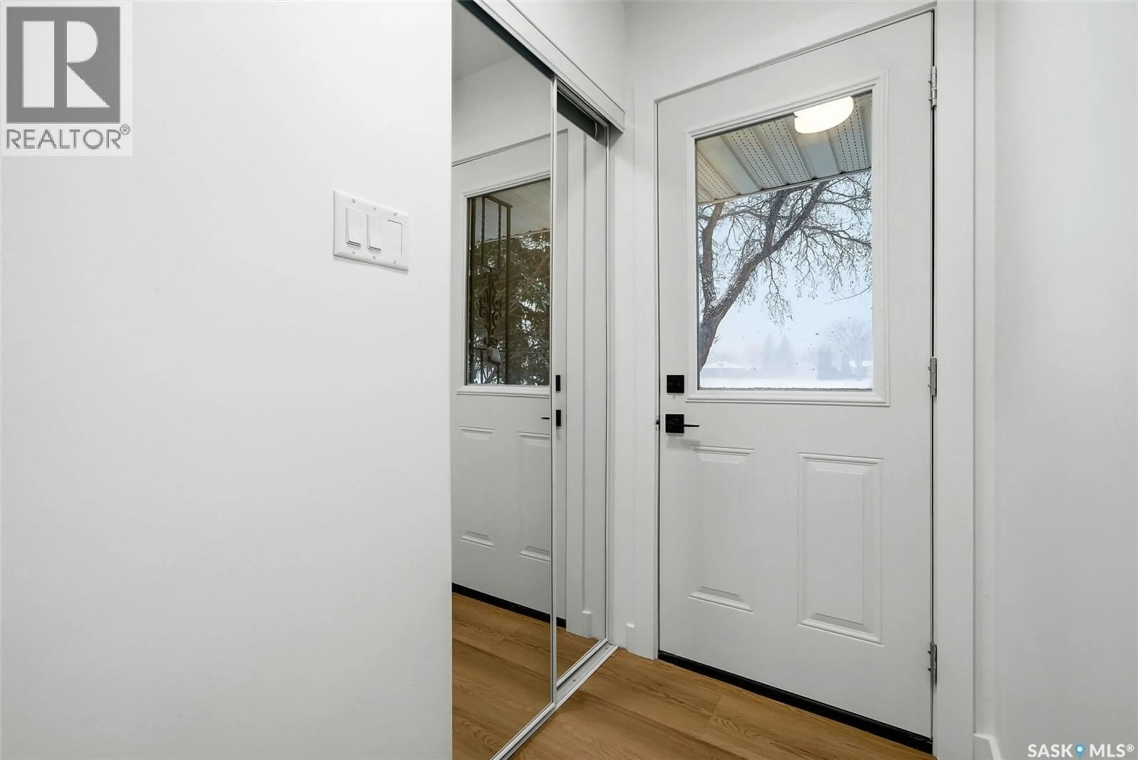 Indoor entryway for 732 EMPRESS STREET, Regina Saskatchewan S4T5C8