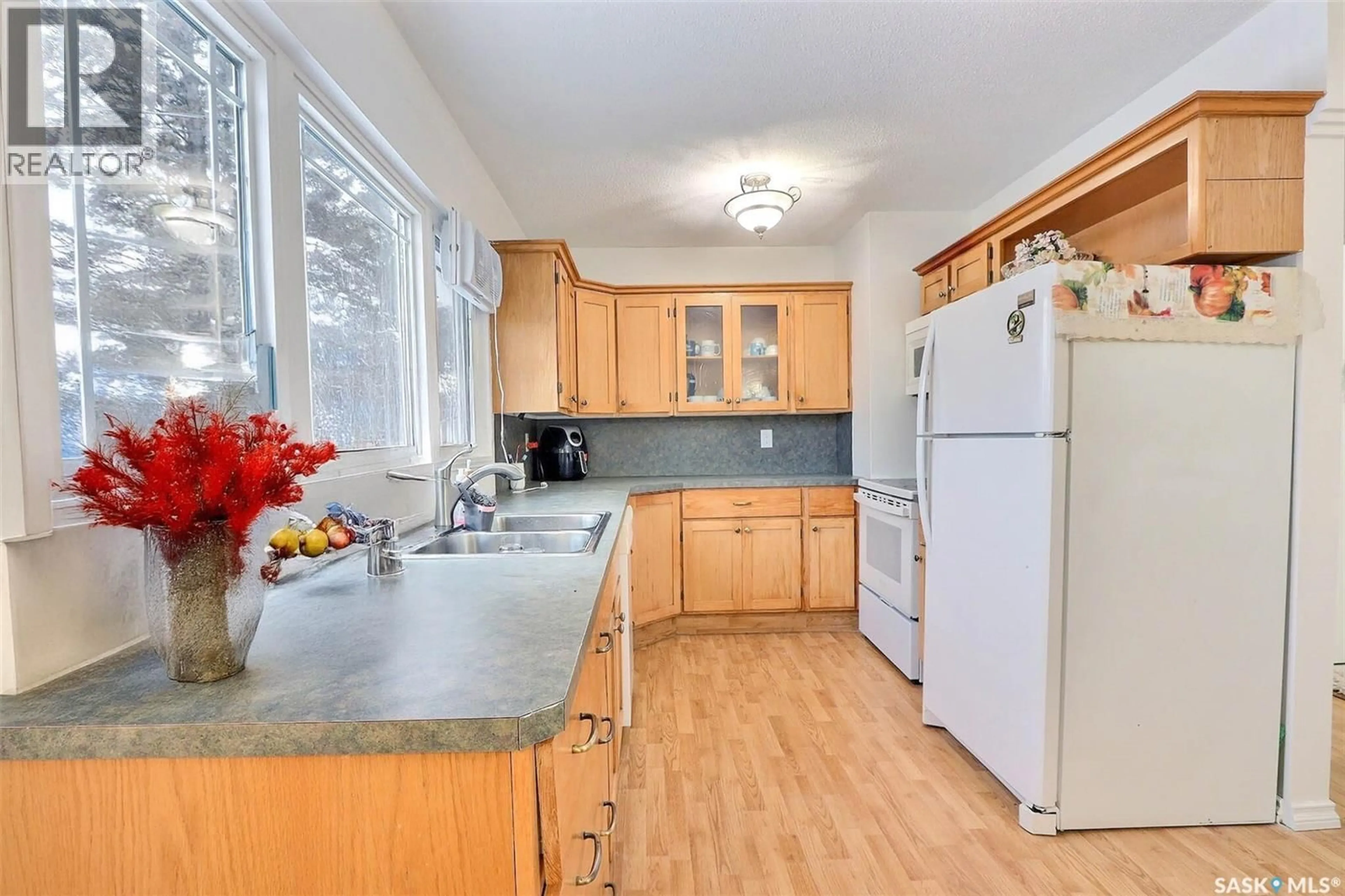 Standard kitchen, ceramic/tile floor for 723 EASTWOOD STREET, Prince Albert Saskatchewan S6V2T4