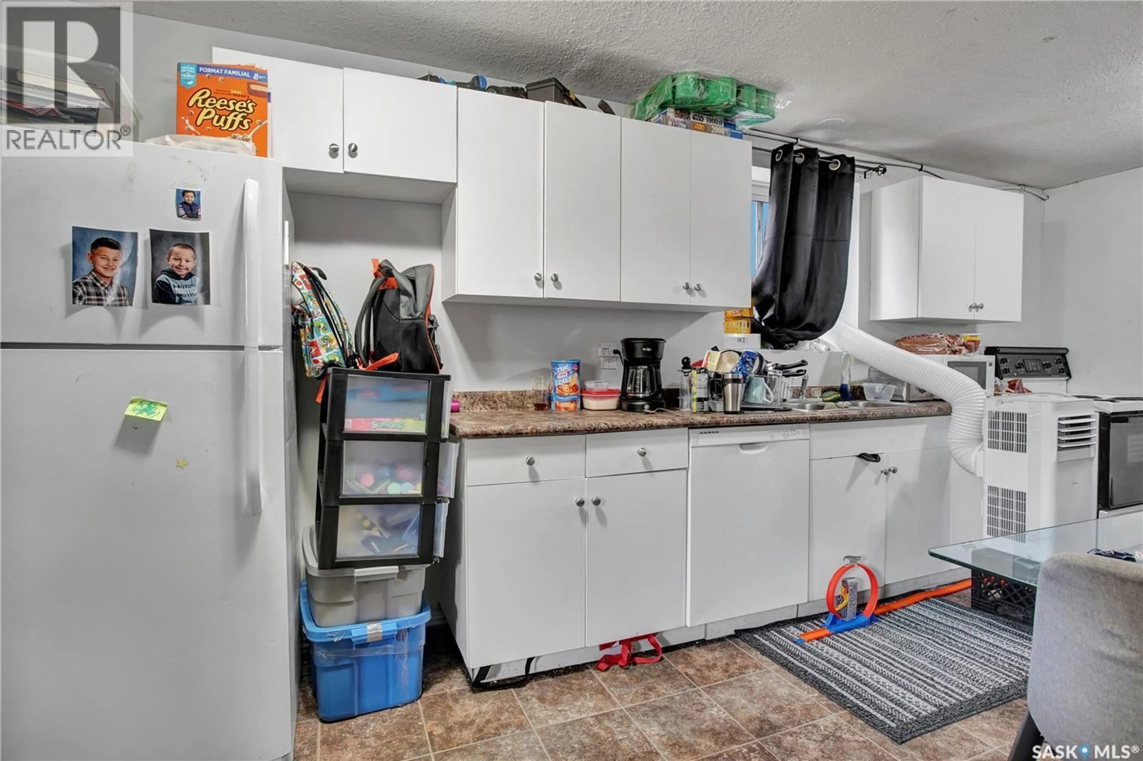 Standard kitchen, unknown for 327 S AVENUE S, Saskatoon Saskatchewan S7M3A1