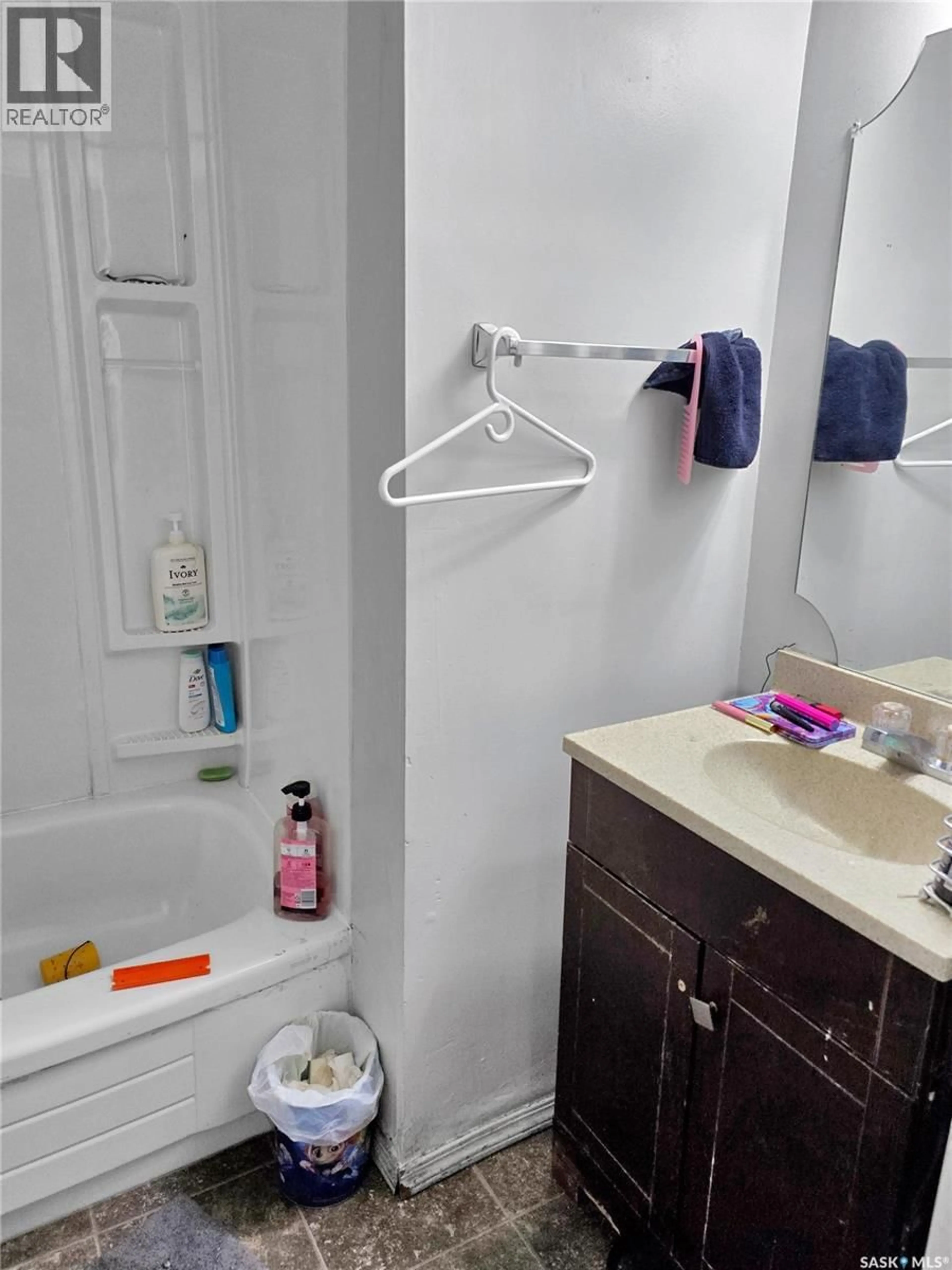 A pic of a room for 327 S AVENUE S, Saskatoon Saskatchewan S7M3A1