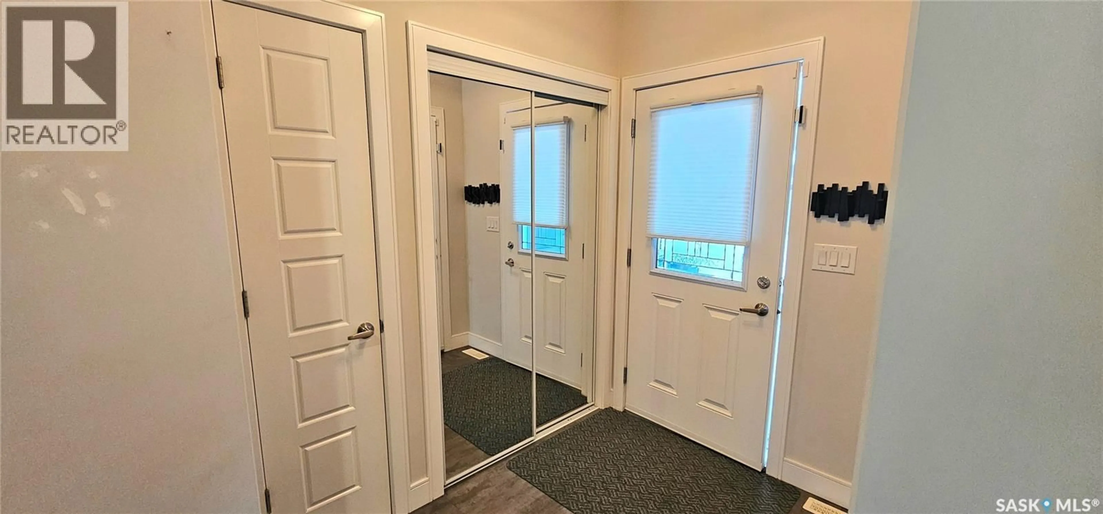 Indoor entryway for 51 115 VELTKAMP CRESCENT, Saskatoon Saskatchewan S7T0T7