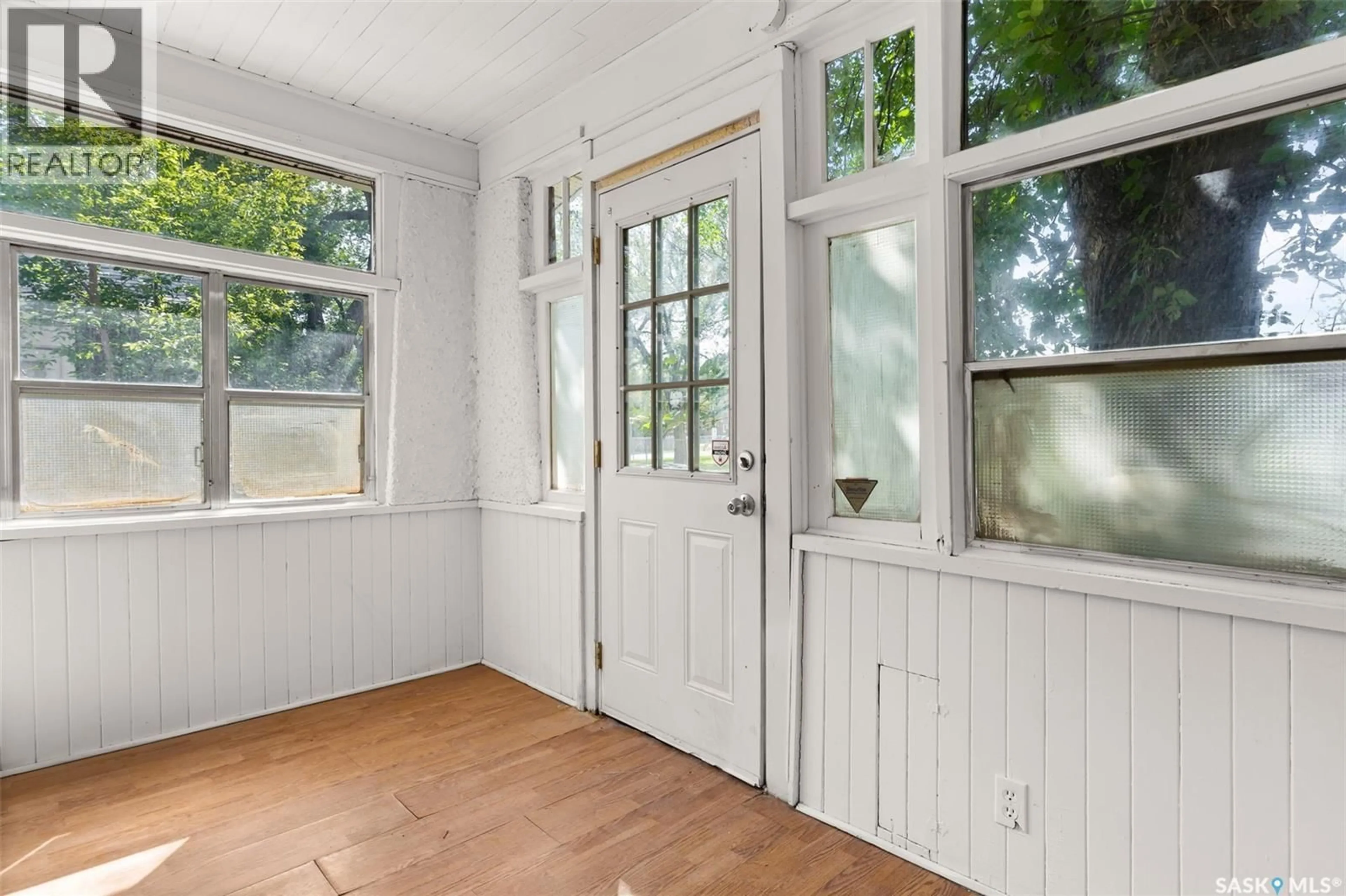 Indoor entryway for 1357 ELPHINSTONE STREET, Regina Saskatchewan S4T3M5