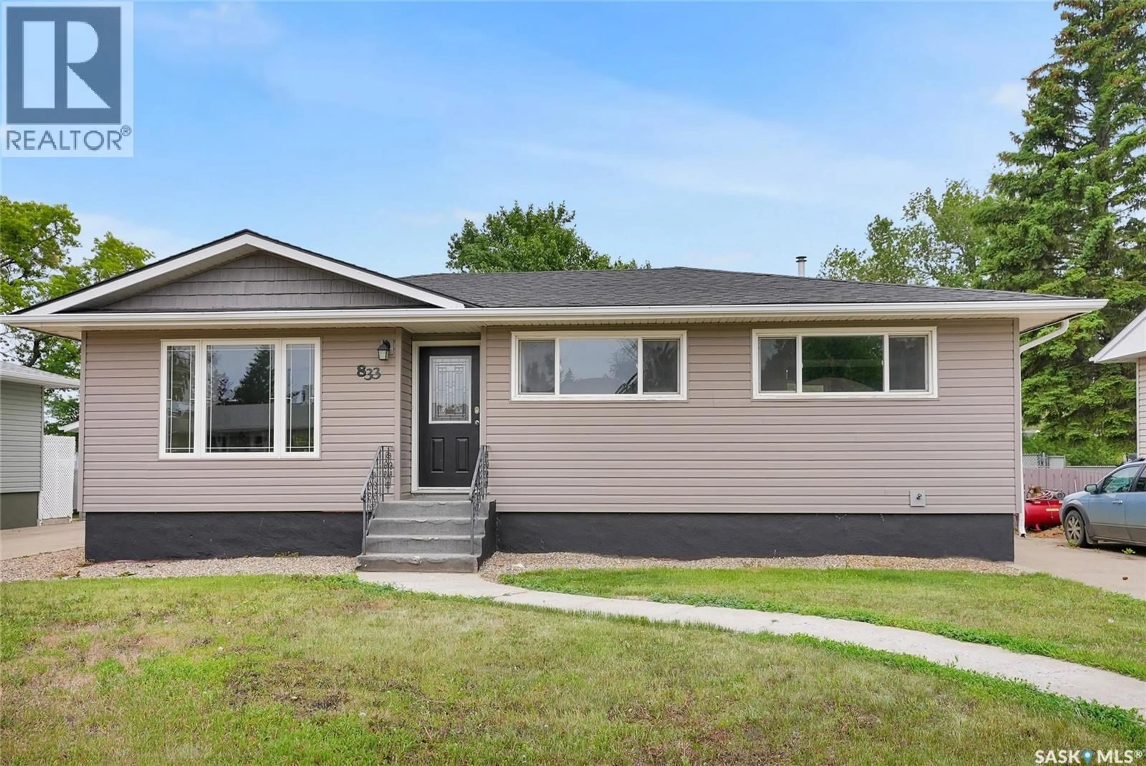 Home with vinyl exterior material, street for 833 KEITH STREET, Moose Jaw Saskatchewan S6H5R4