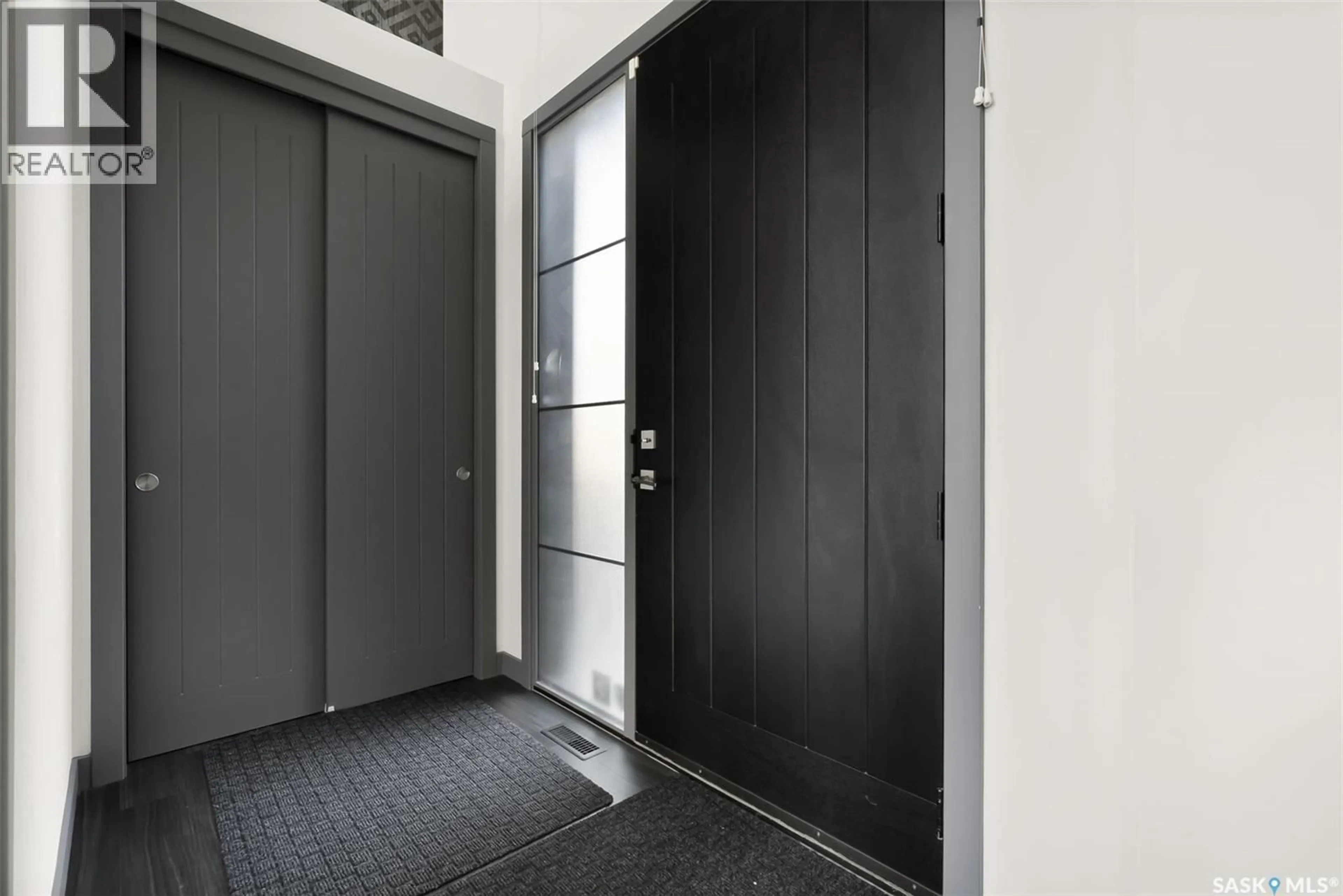 Indoor foyer for 7832 SAGEBRUSH CRESCENT, Regina Saskatchewan S4Y0A9