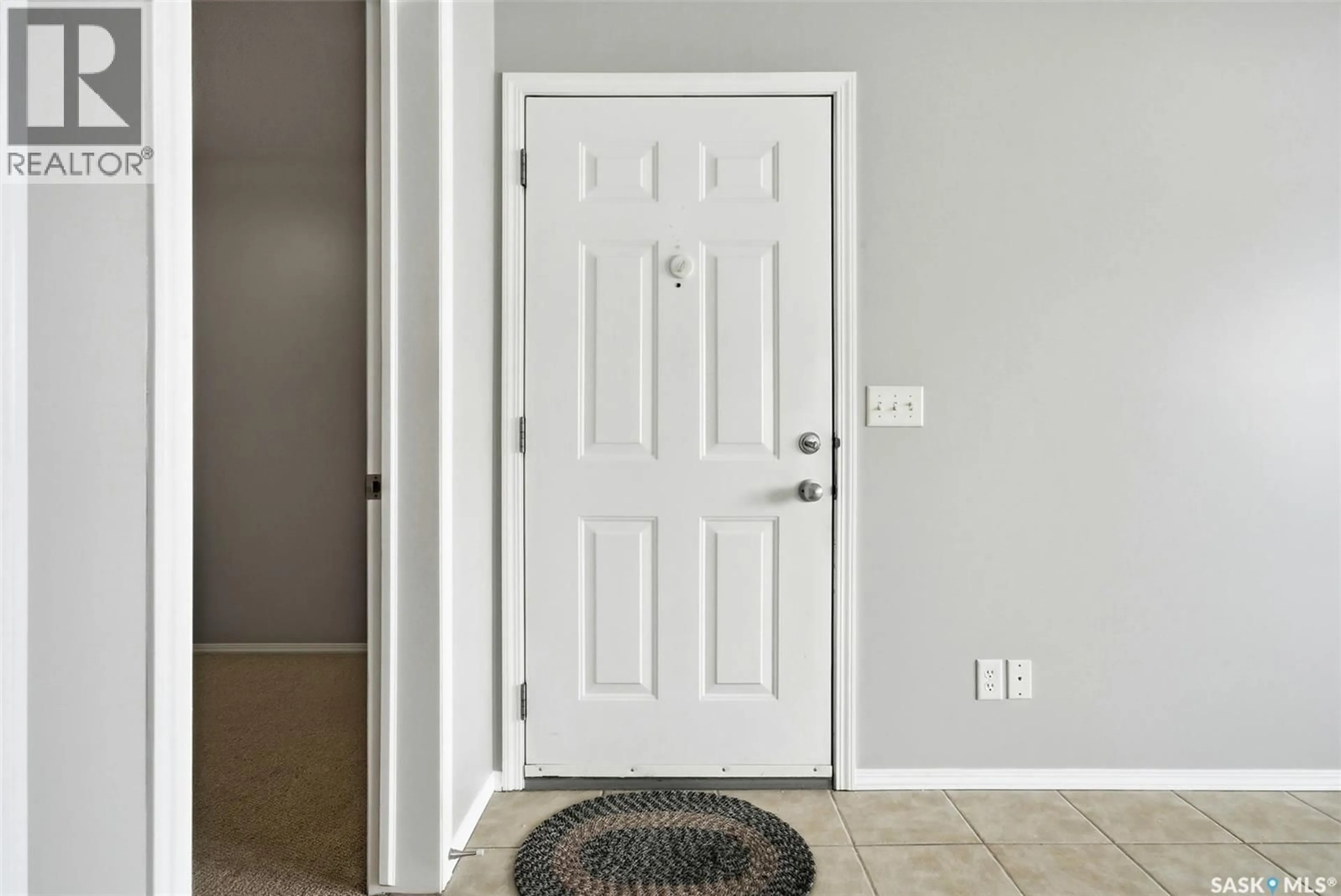 Indoor entryway for E - 4110 BUCKINGHAM DRIVE, Regina Saskatchewan S4V3A9