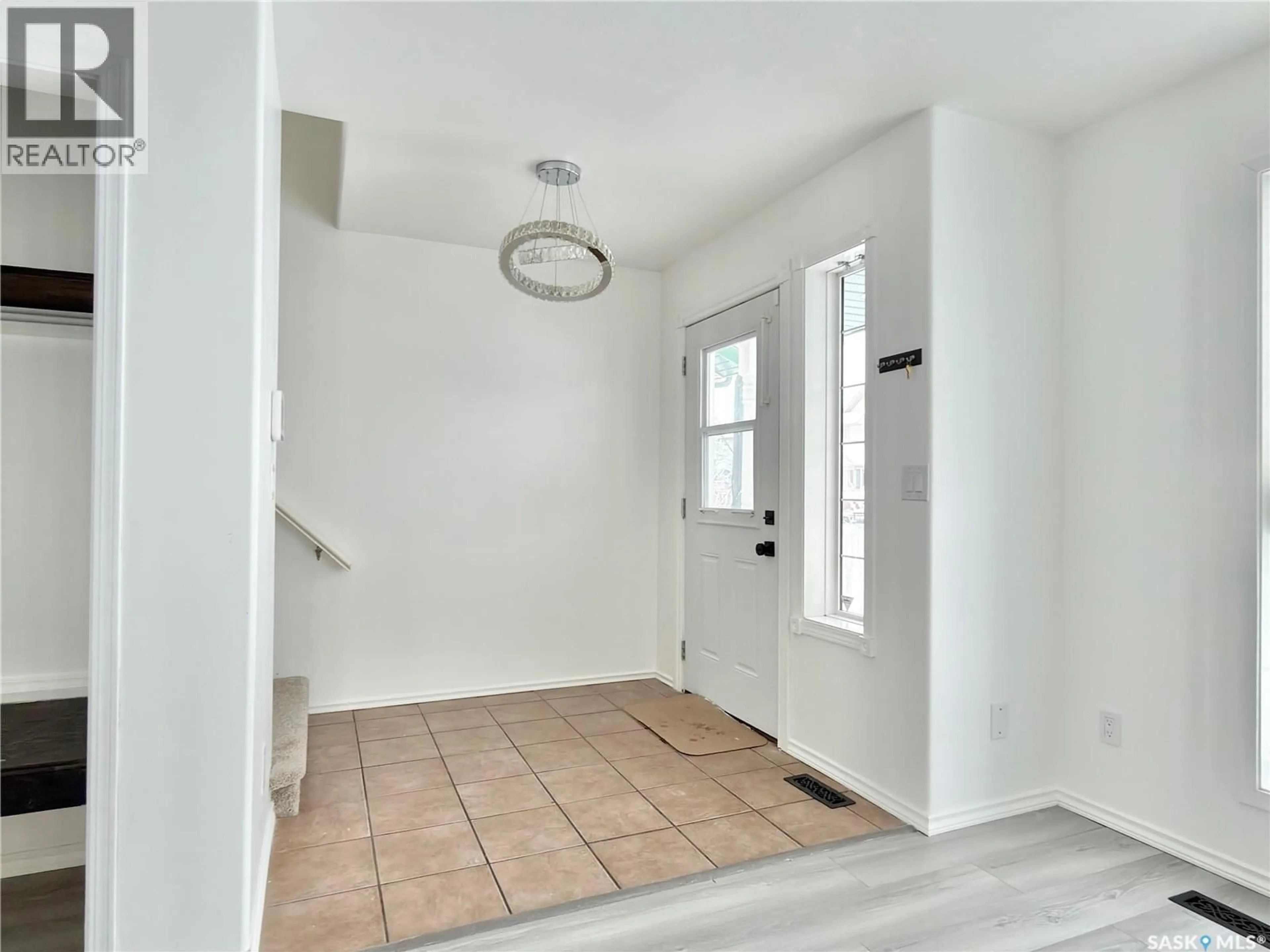 Indoor entryway for 538 CARTER WAY, Saskatoon Saskatchewan S7L7J1