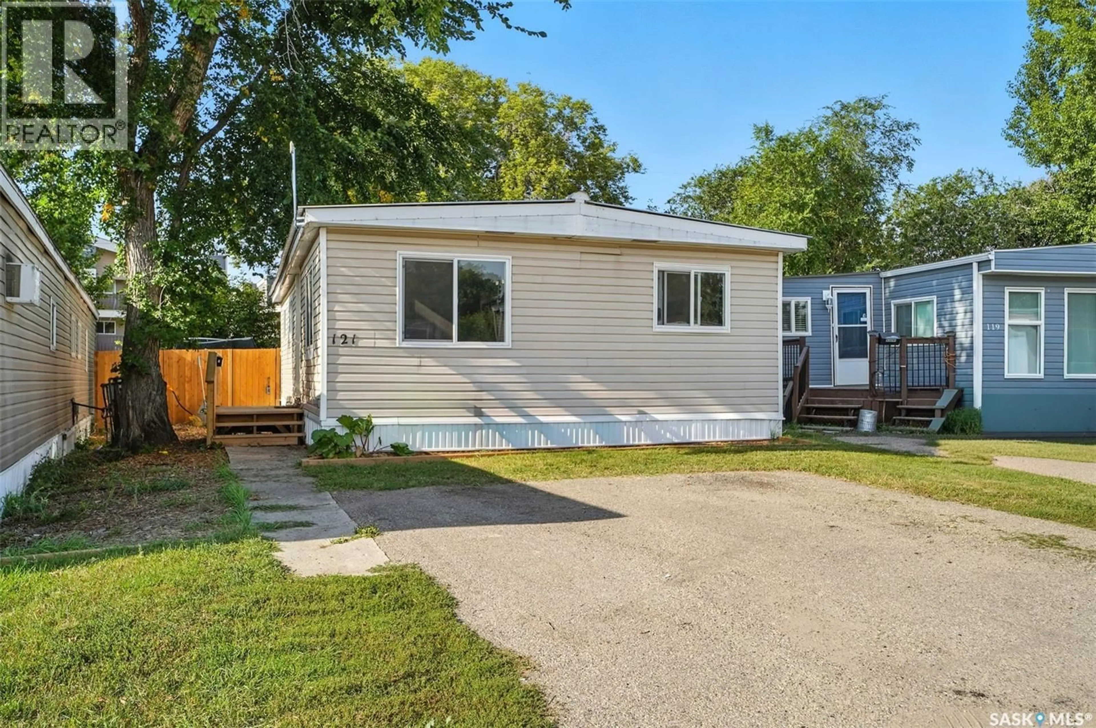 Home with vinyl exterior material, street for 121 219 GRANT STREET, Saskatoon Saskatchewan S7N2A5