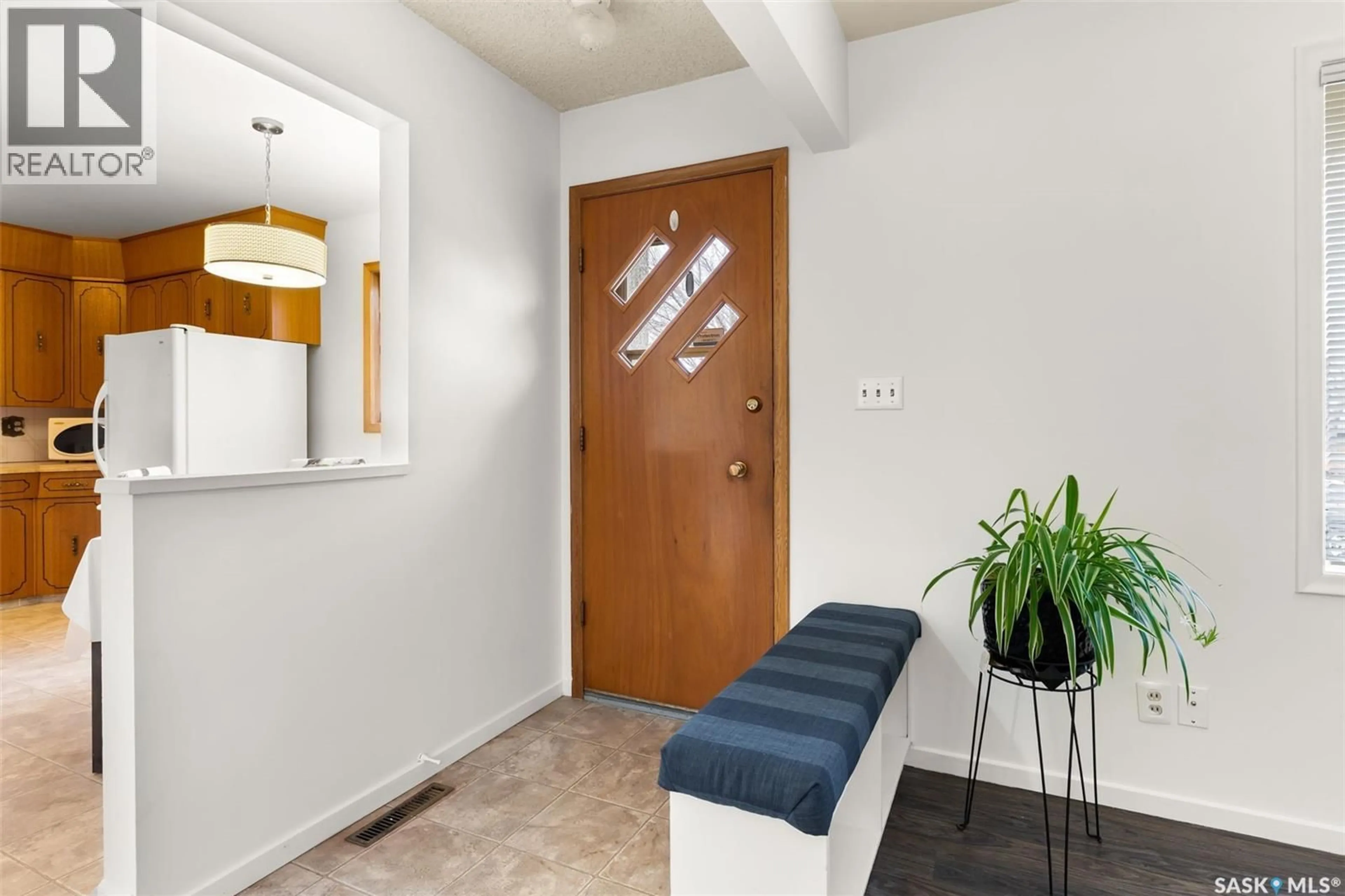 Indoor entryway for 1020 9TH AVENUE, Regina Saskatchewan S4N0H3