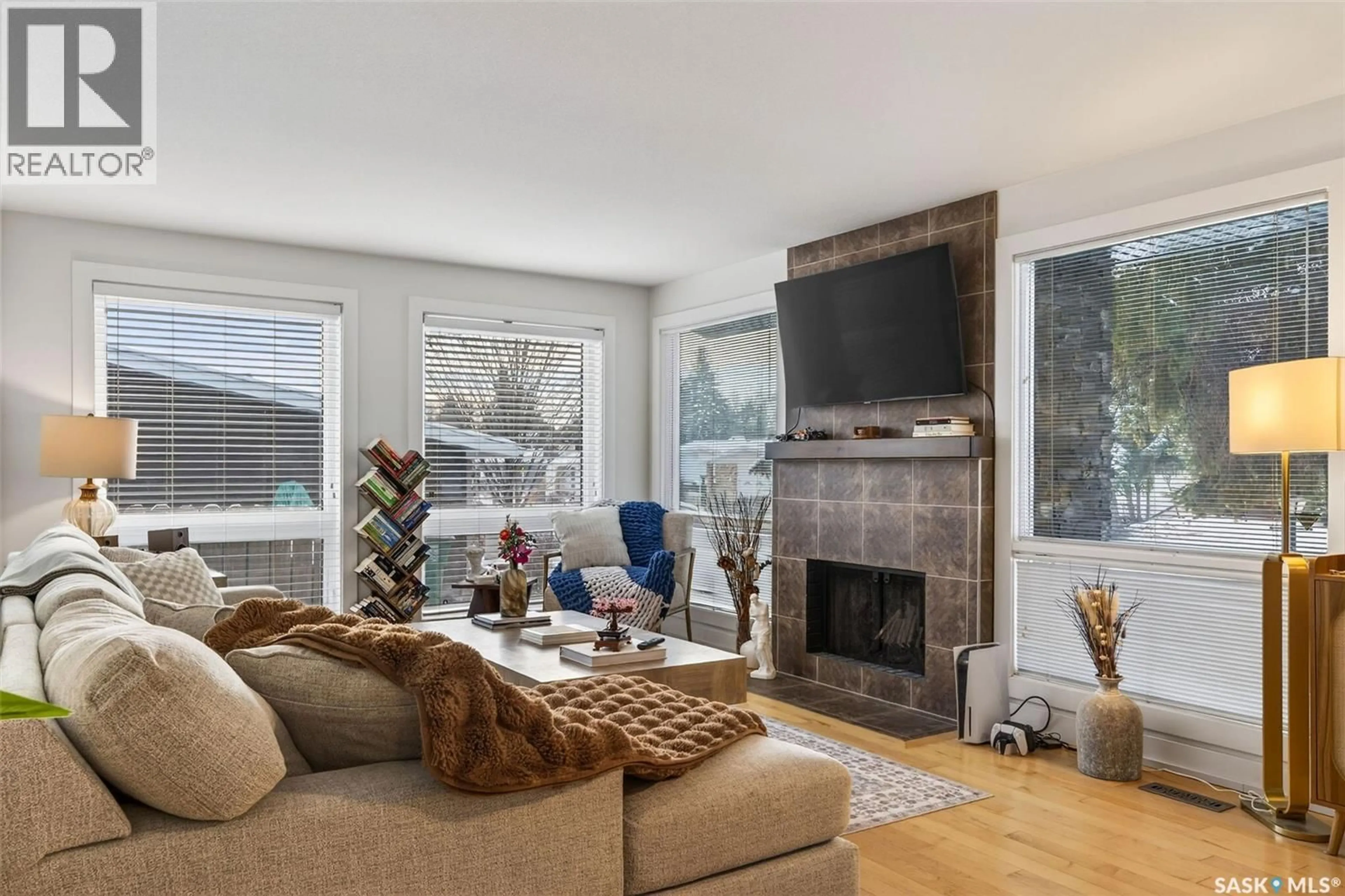 Living room with furniture, unknown for 418 TENNANT WAY, Saskatoon Saskatchewan S7H5C4