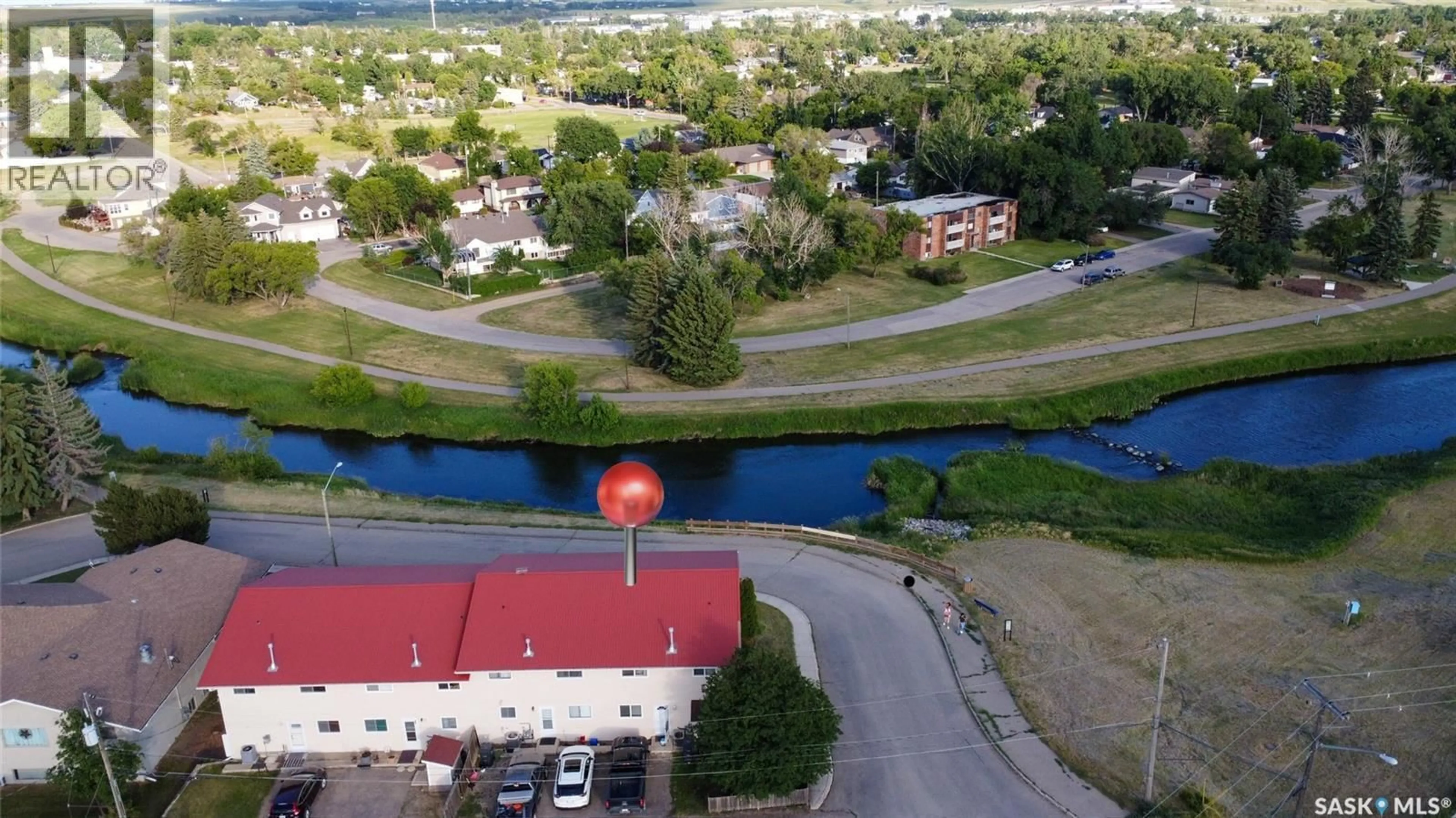 A pic from outside/outdoor area/front of a property/back of a property/a pic from drone, water/lake/river/ocean view for 520 BRAY STREET E, Swift Current Saskatchewan S9H4E3