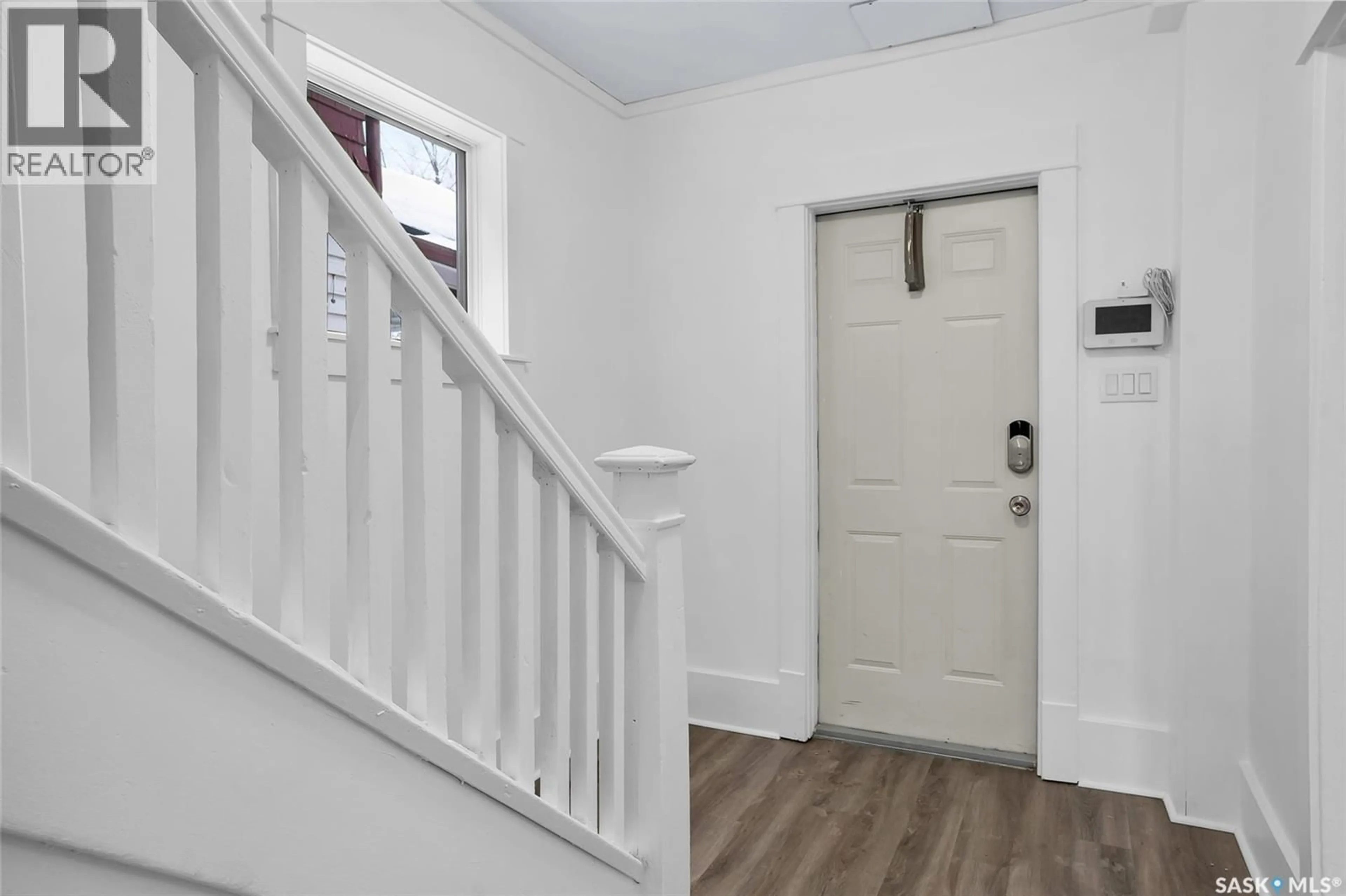 Indoor entryway for 1310 G AVENUE, Saskatoon Saskatchewan S7M2Z4