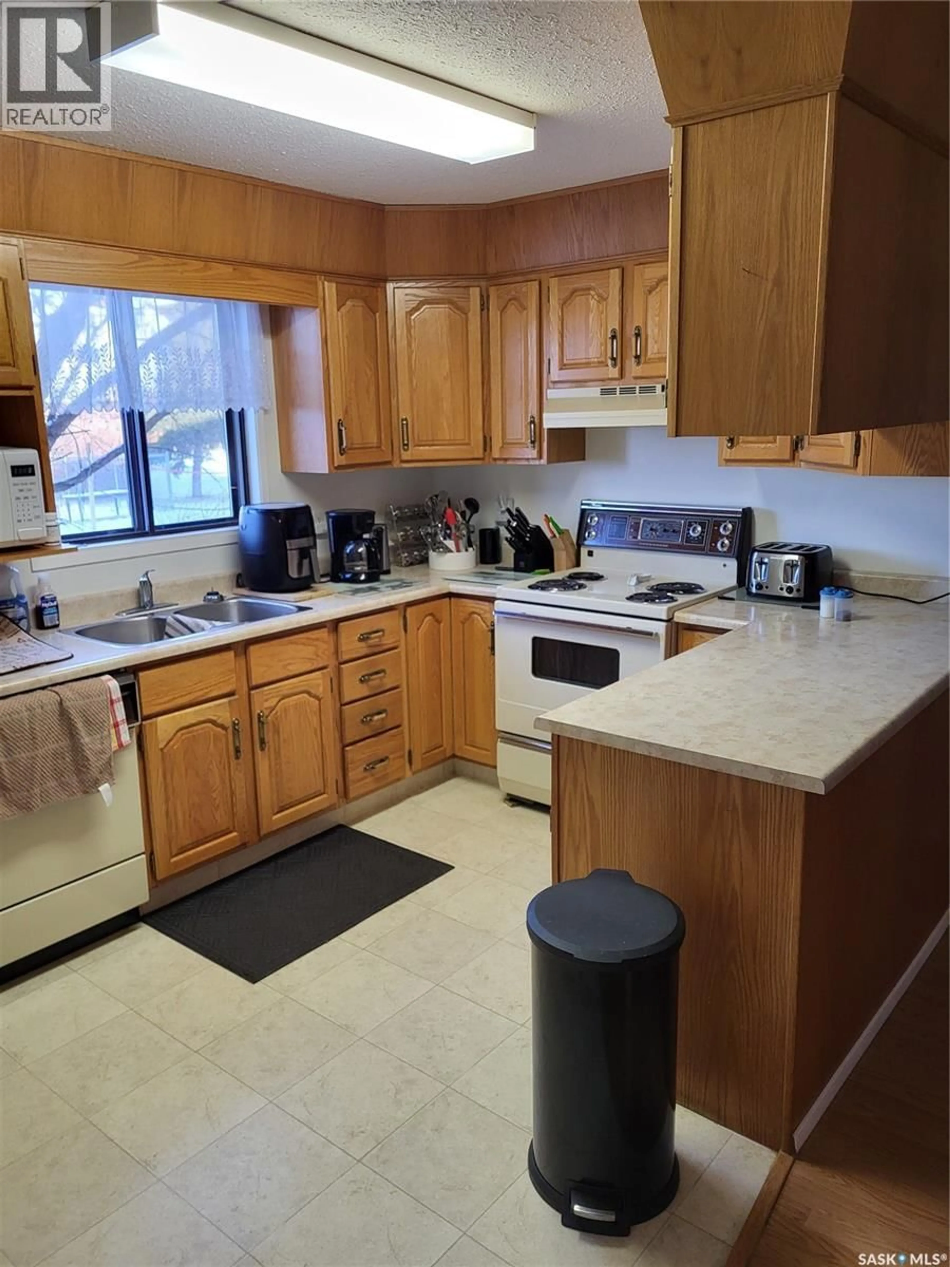 Standard kitchen, unknown for 106 - 3130 LOUISE STREET, Saskatoon Saskatchewan S7J3L8