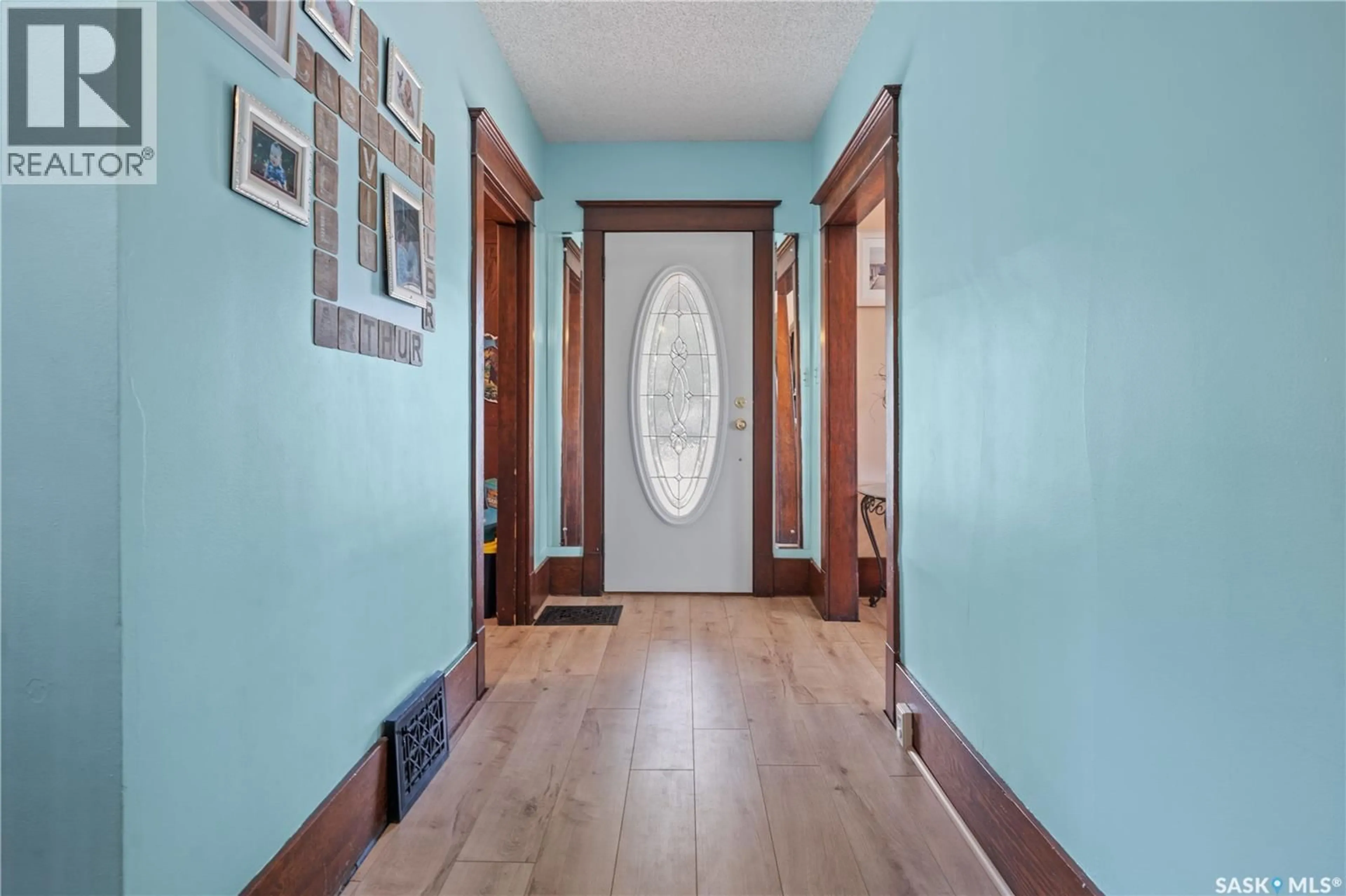 Indoor entryway for E - 205 5TH AVENUE, Gravelbourg Saskatchewan S0H1X0