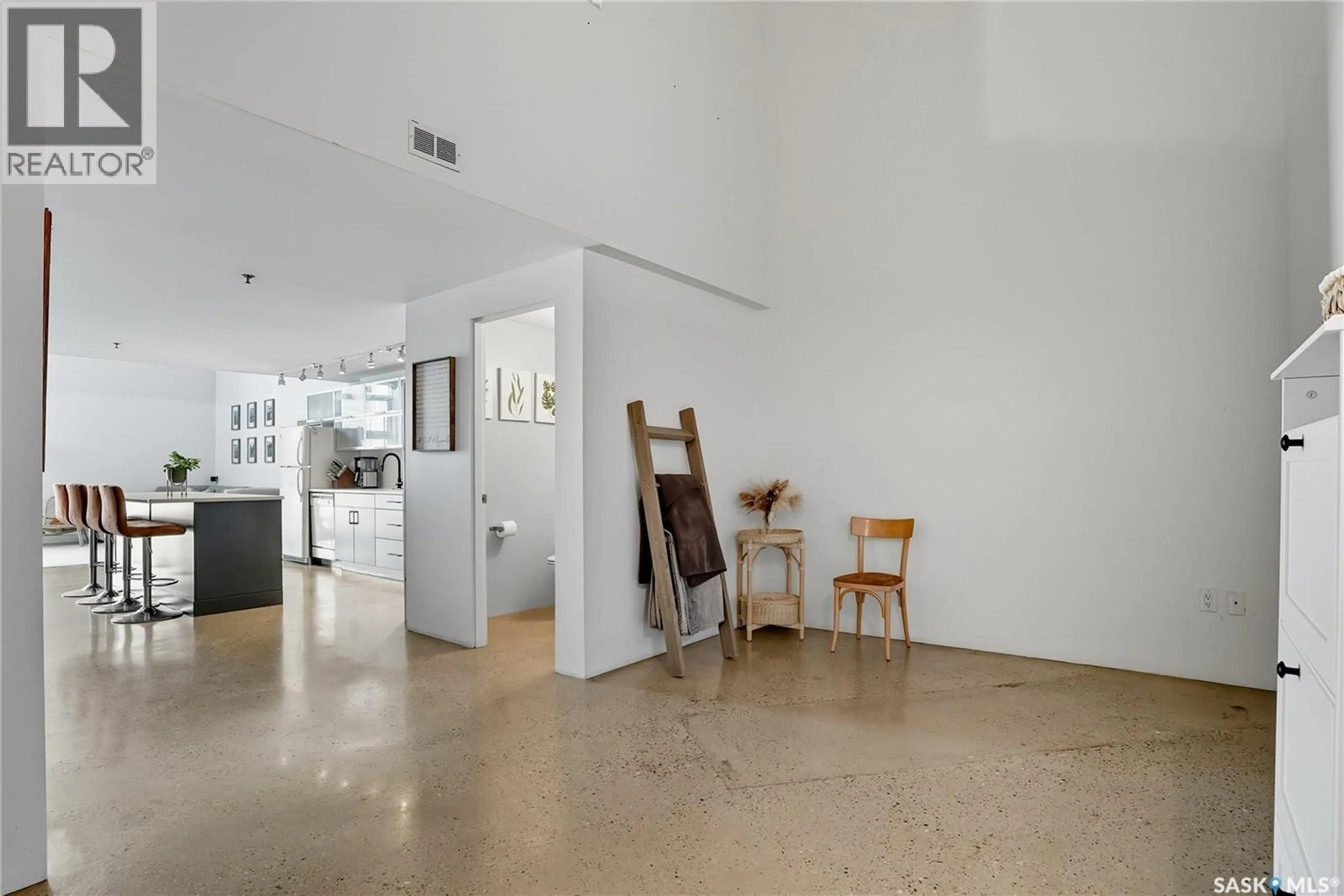 Indoor foyer for 328 120 23RD STREET E, Saskatoon Saskatchewan S7K0K8