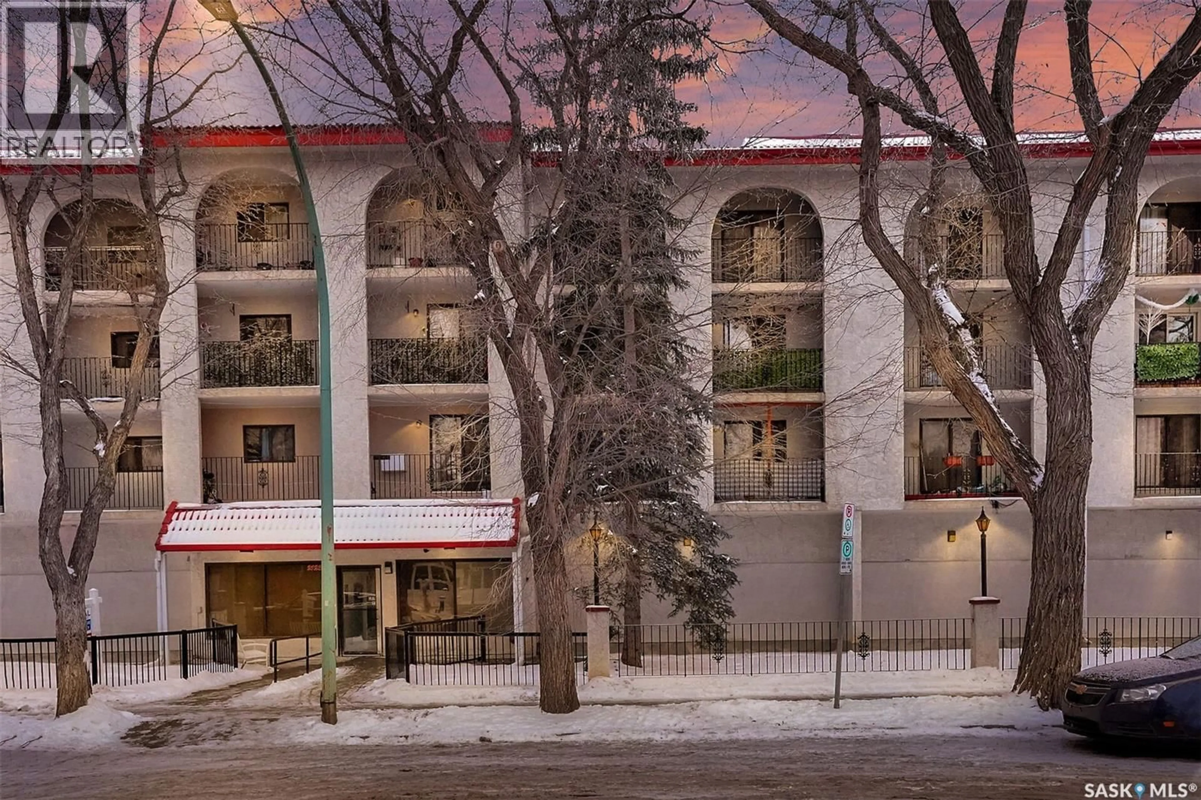 Patio, building for 402 - 2125 OSLER STREET, Regina Saskatchewan S4P4G9