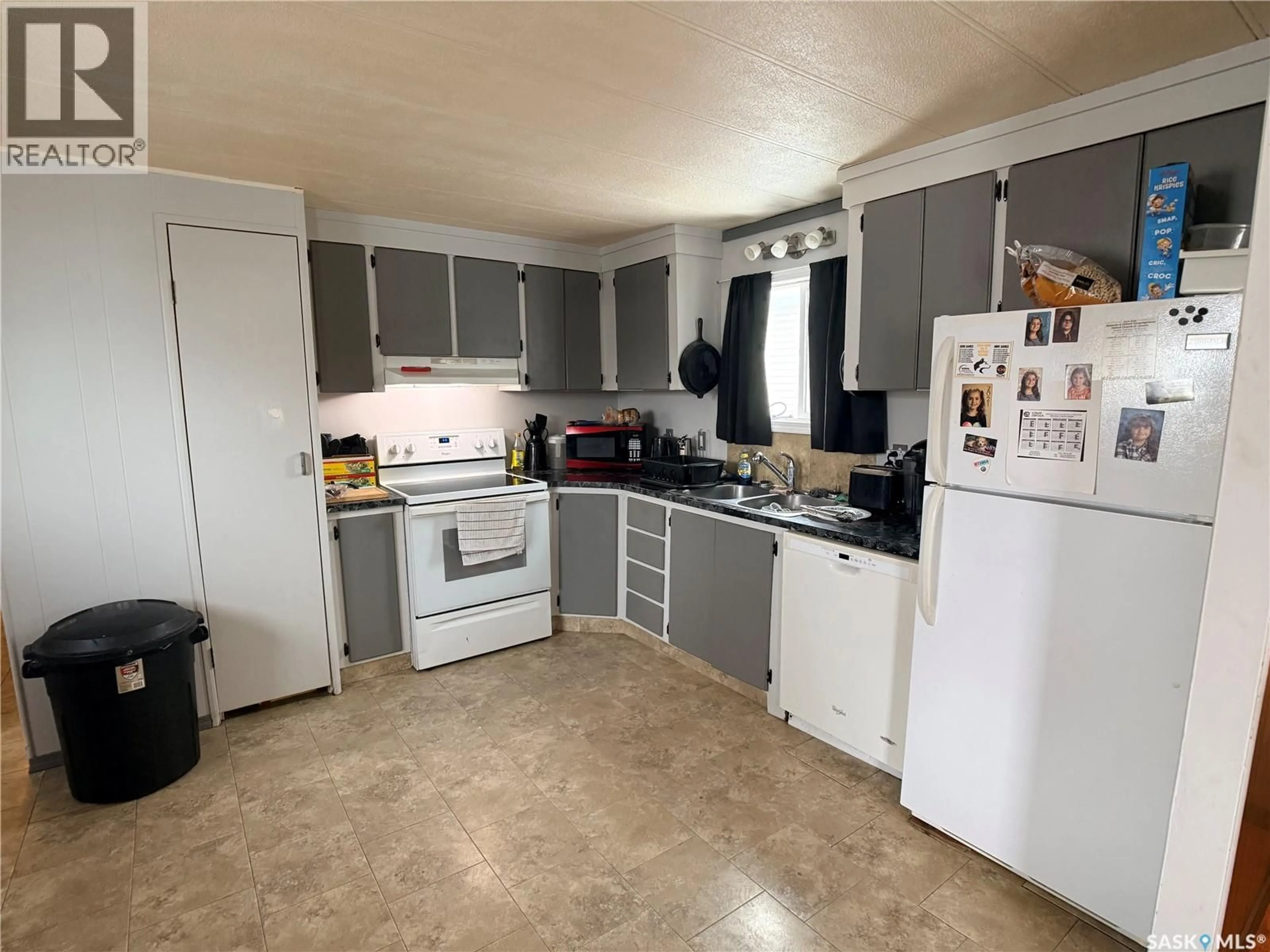 Standard kitchen, unknown for 416 EWEN STREET, Oxbow Saskatchewan S0C2B0