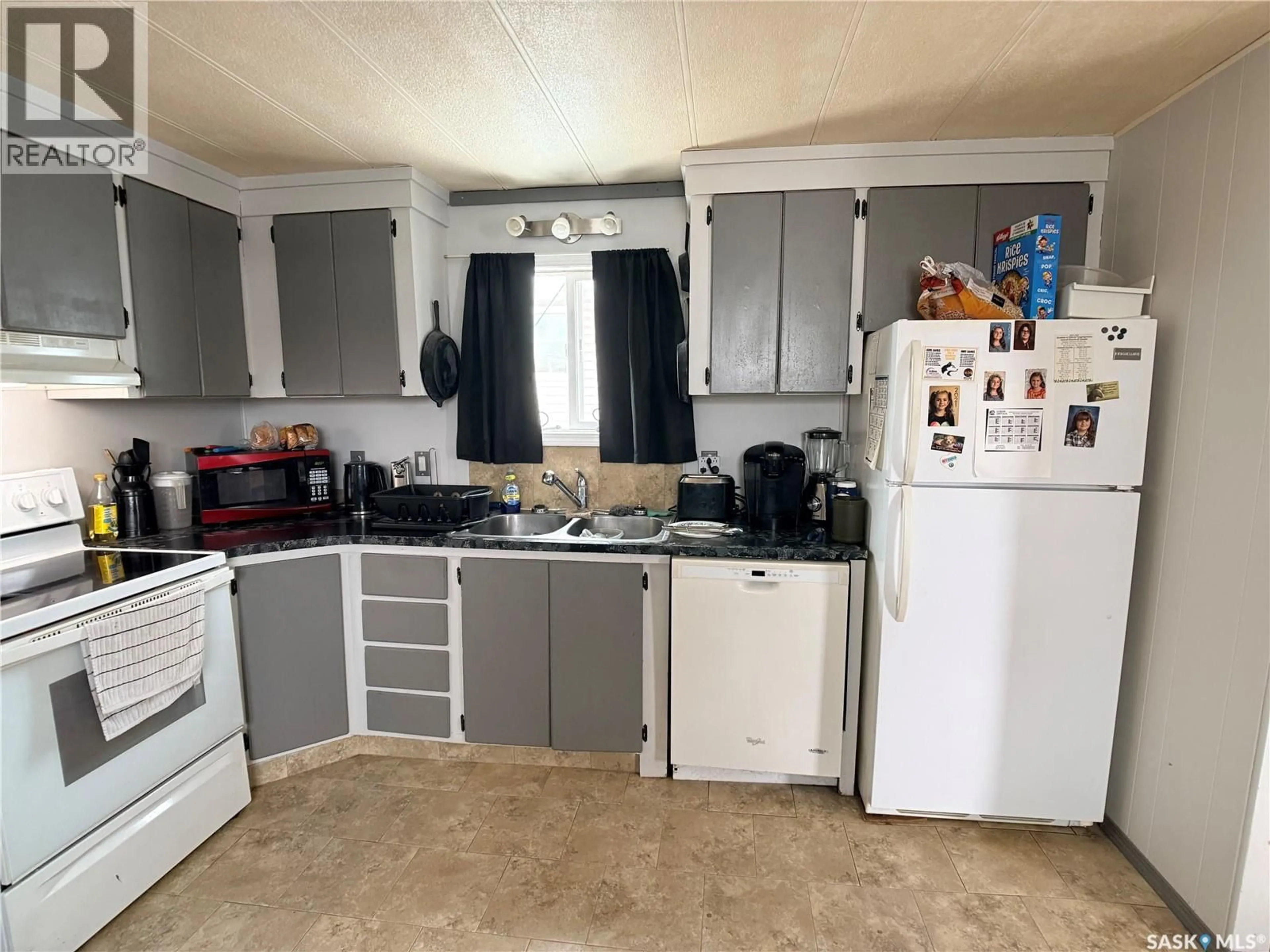 Standard kitchen, unknown for 416 EWEN STREET, Oxbow Saskatchewan S0C2B0