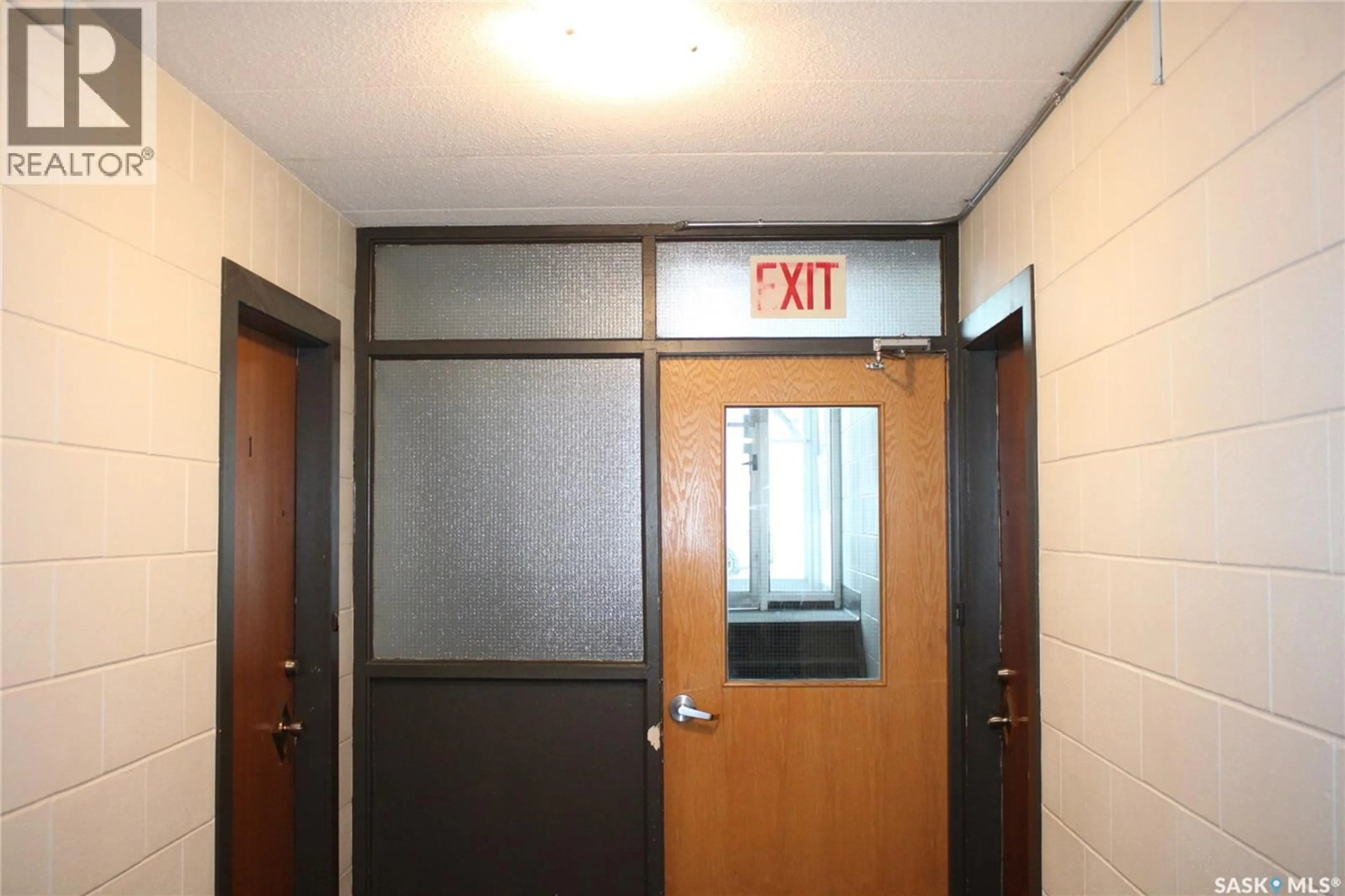 Indoor foyer for 1 - 2620 5TH AVENUE, Regina Saskatchewan S4R5E5