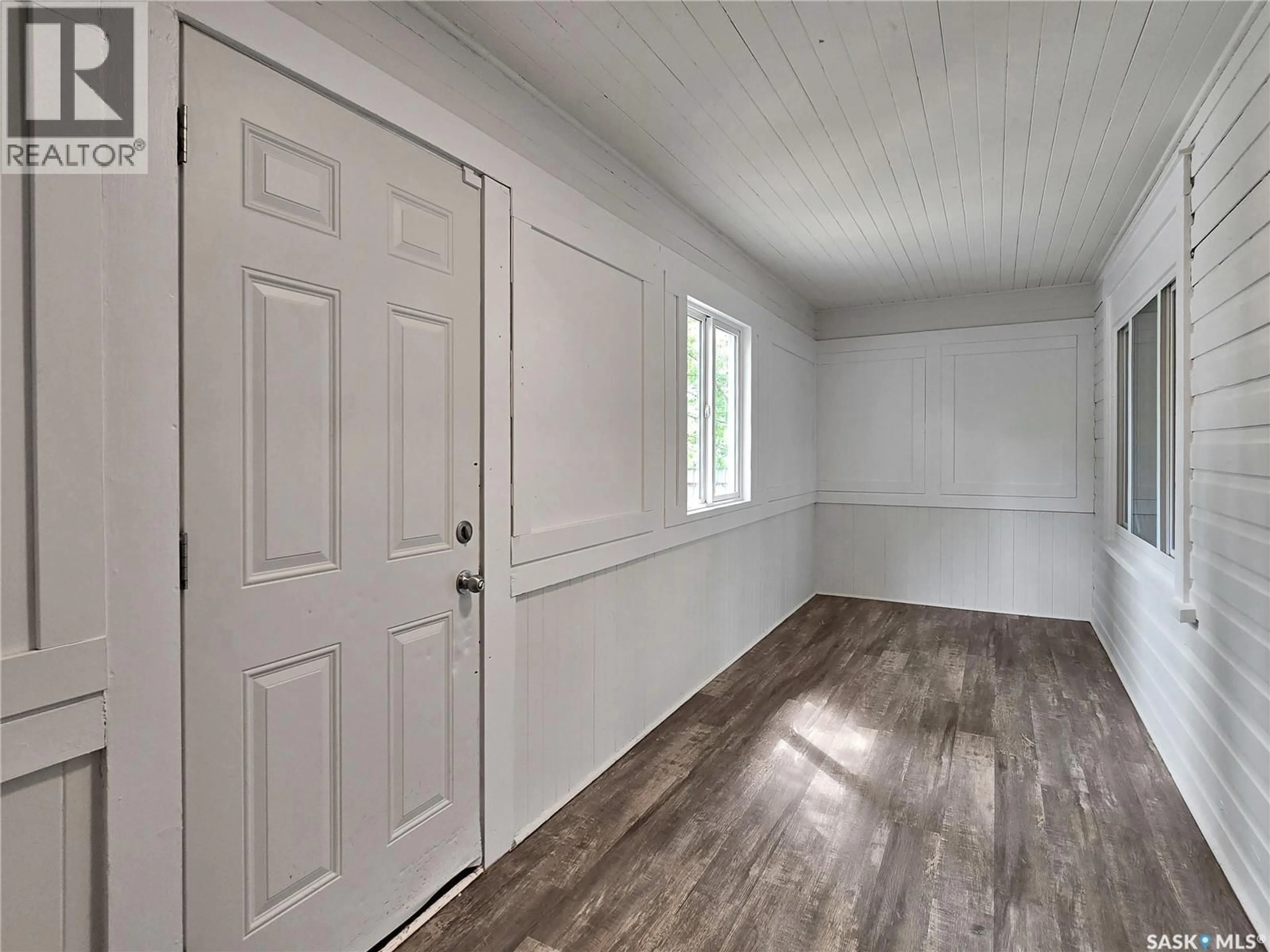 Indoor entryway for 221 N AVENUE S, Saskatoon Saskatchewan S7M2N1