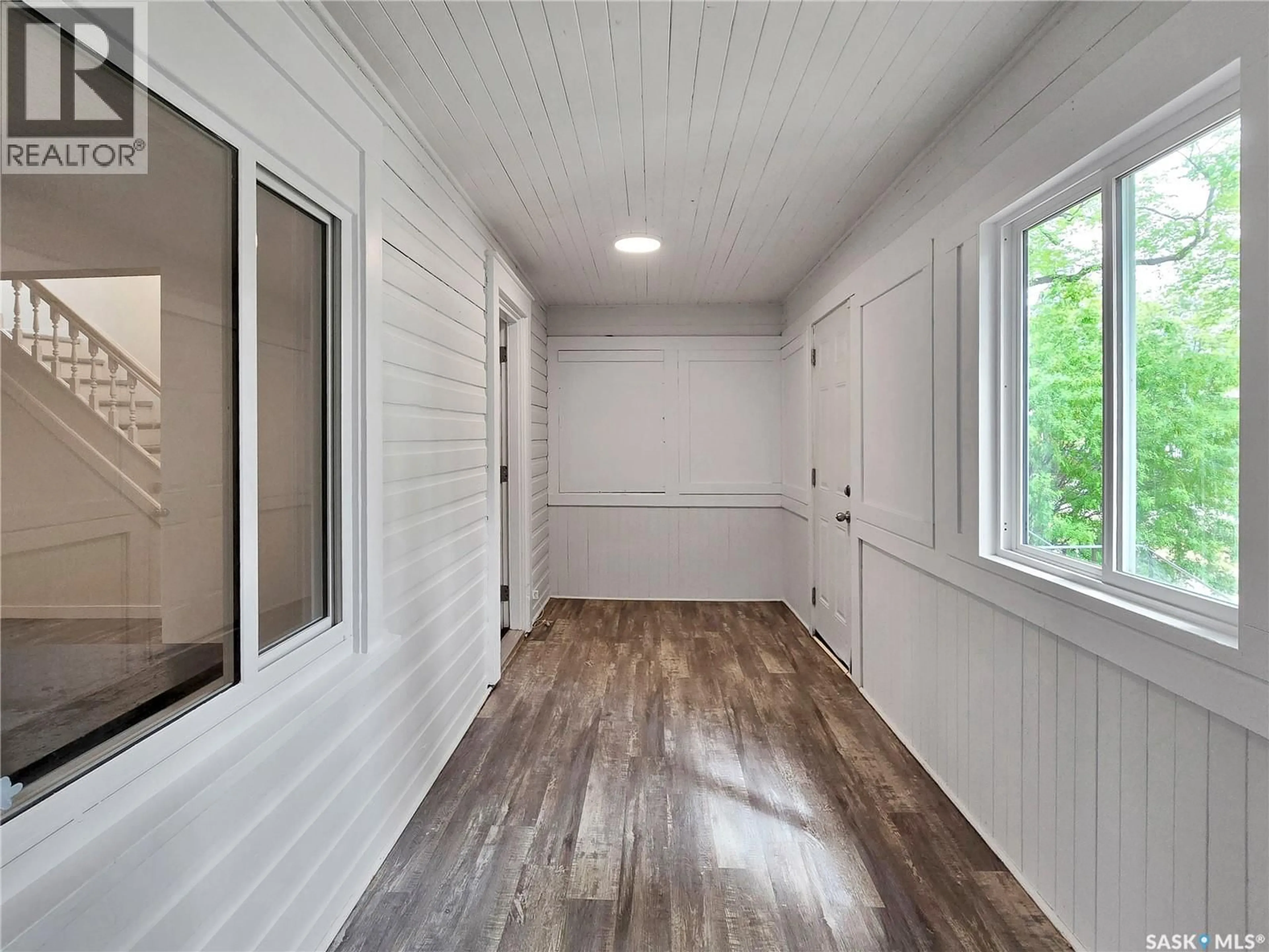 Indoor entryway for 221 N AVENUE S, Saskatoon Saskatchewan S7M2N1