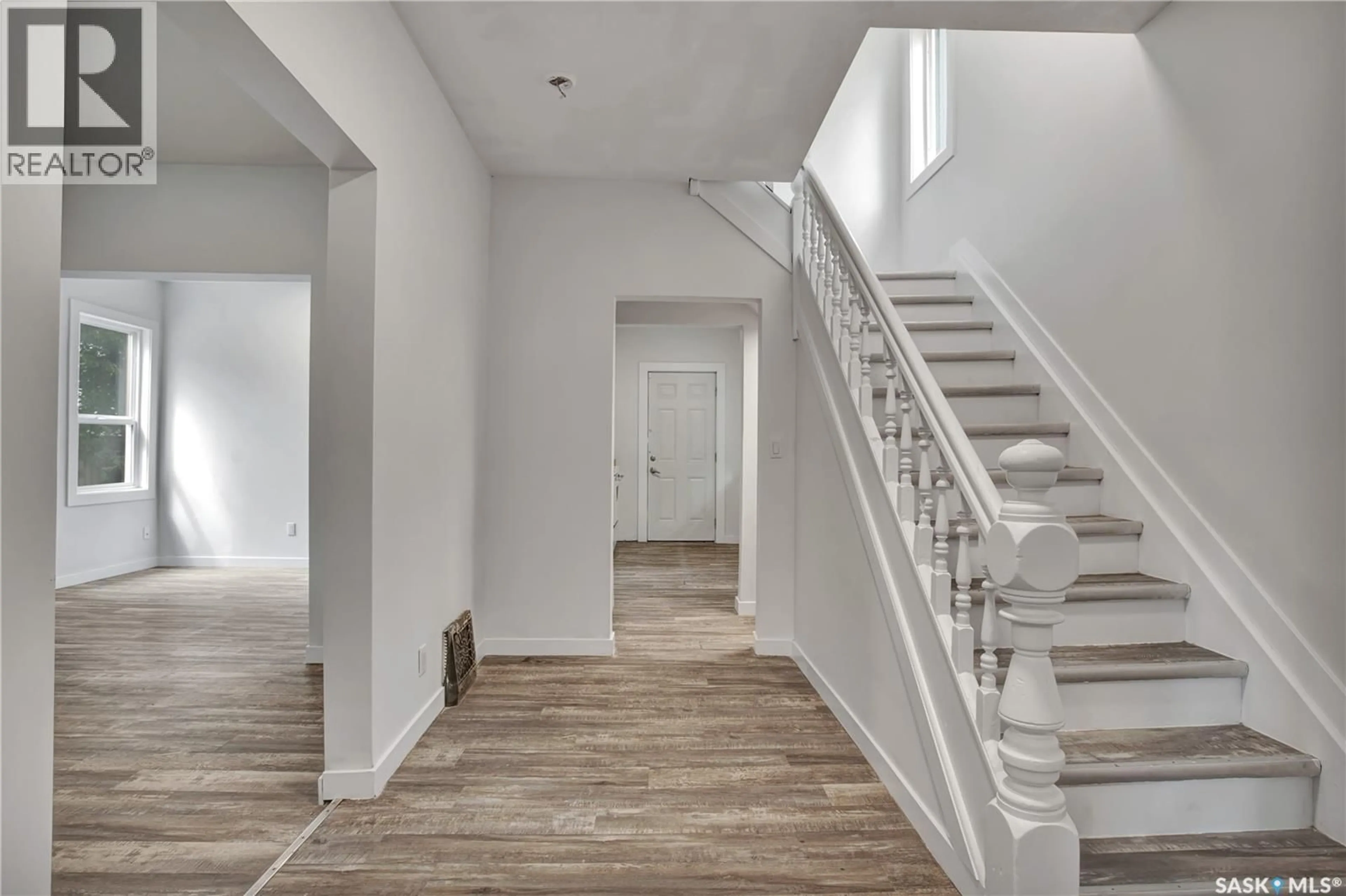 Indoor entryway for 221 N AVENUE S, Saskatoon Saskatchewan S7M2N1