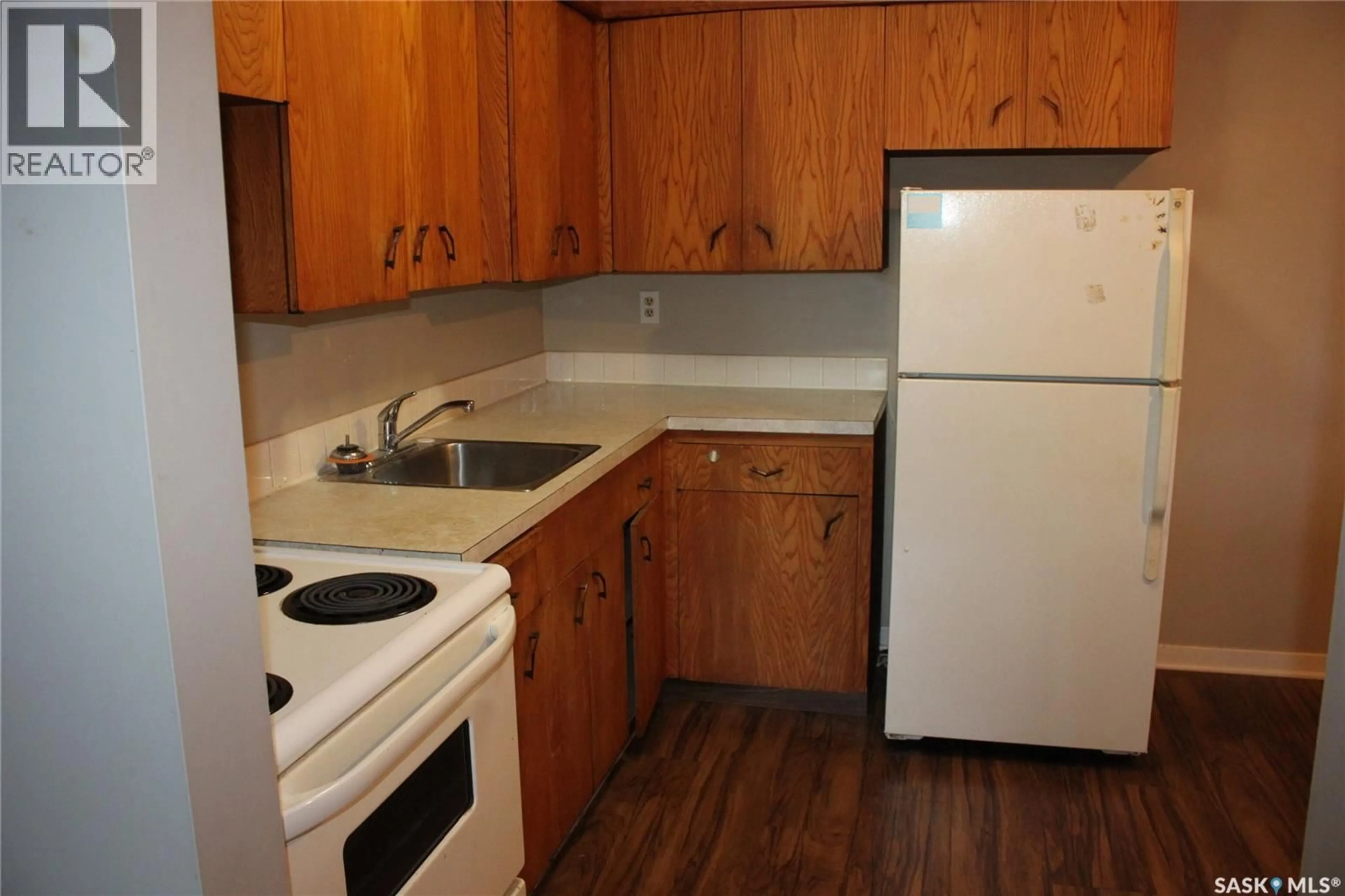 Standard kitchen, wood/laminate floor for 4 - 2620 5TH AVENUE N, Regina Saskatchewan S4R5E5