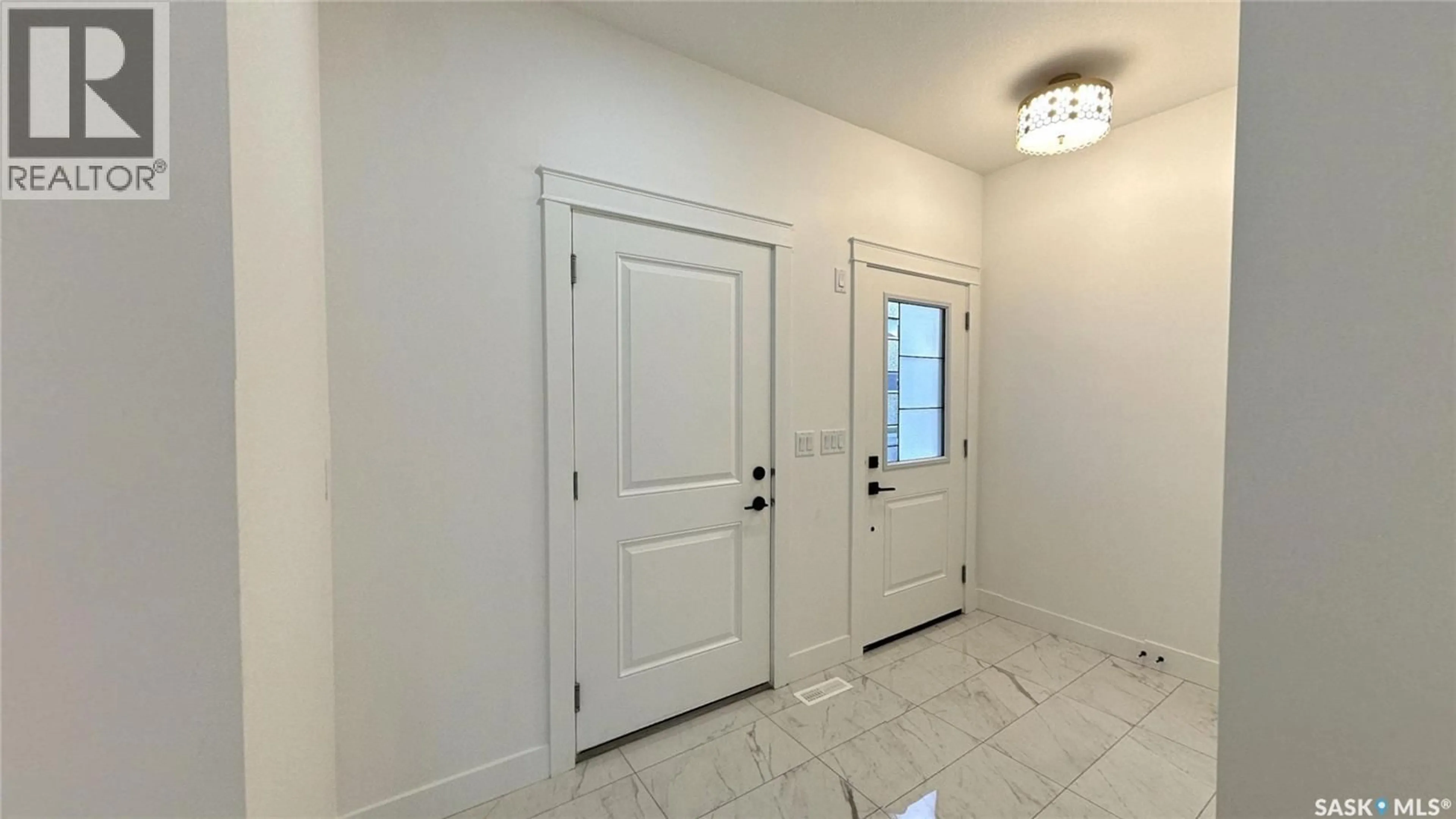 Indoor entryway for 147 WOOLF BEND, Saskatoon Saskatchewan S7W0L6