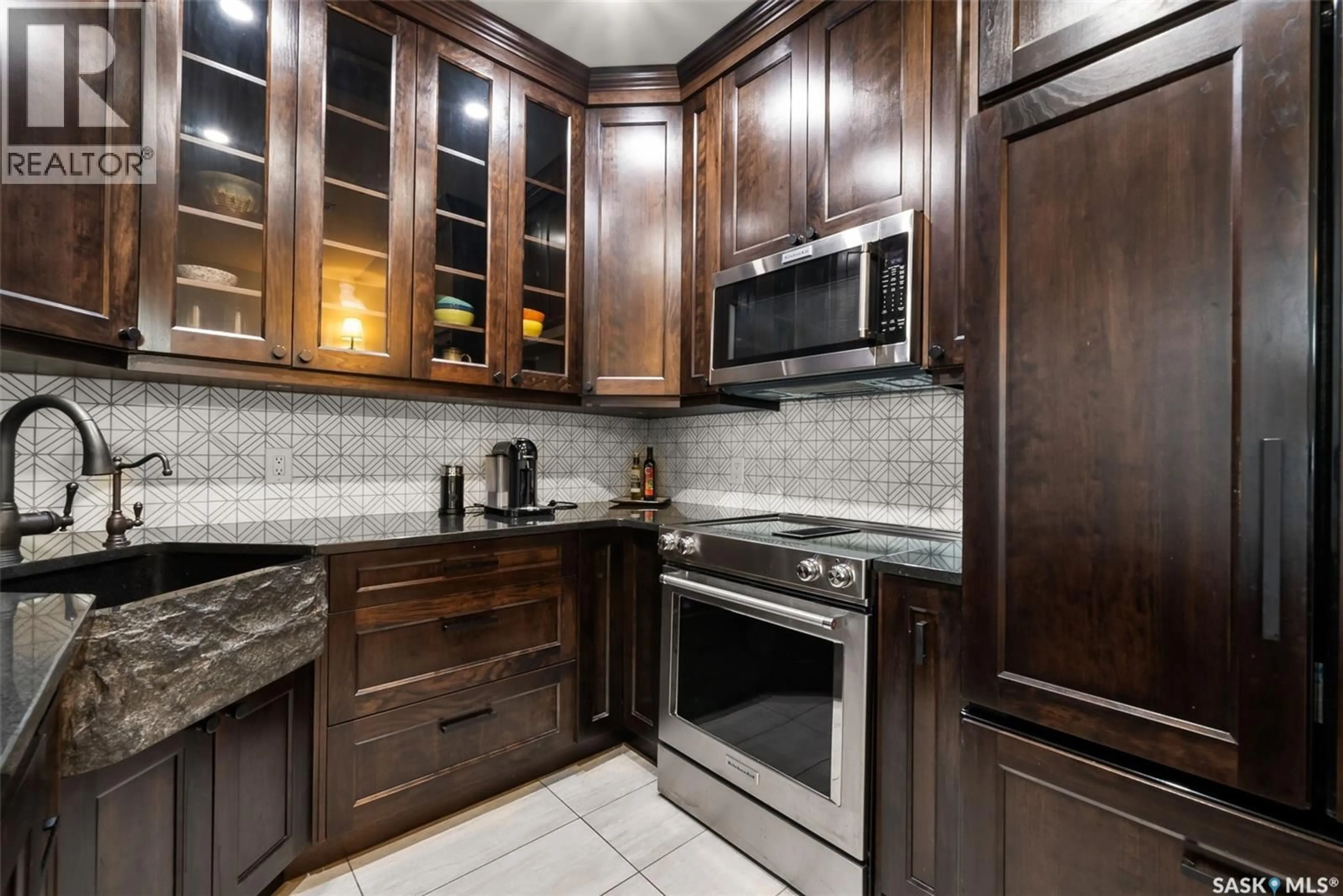 Standard kitchen, ceramic/tile floor for 703 1901 VICTORIA AVENUE, Regina Saskatchewan S4P3R4