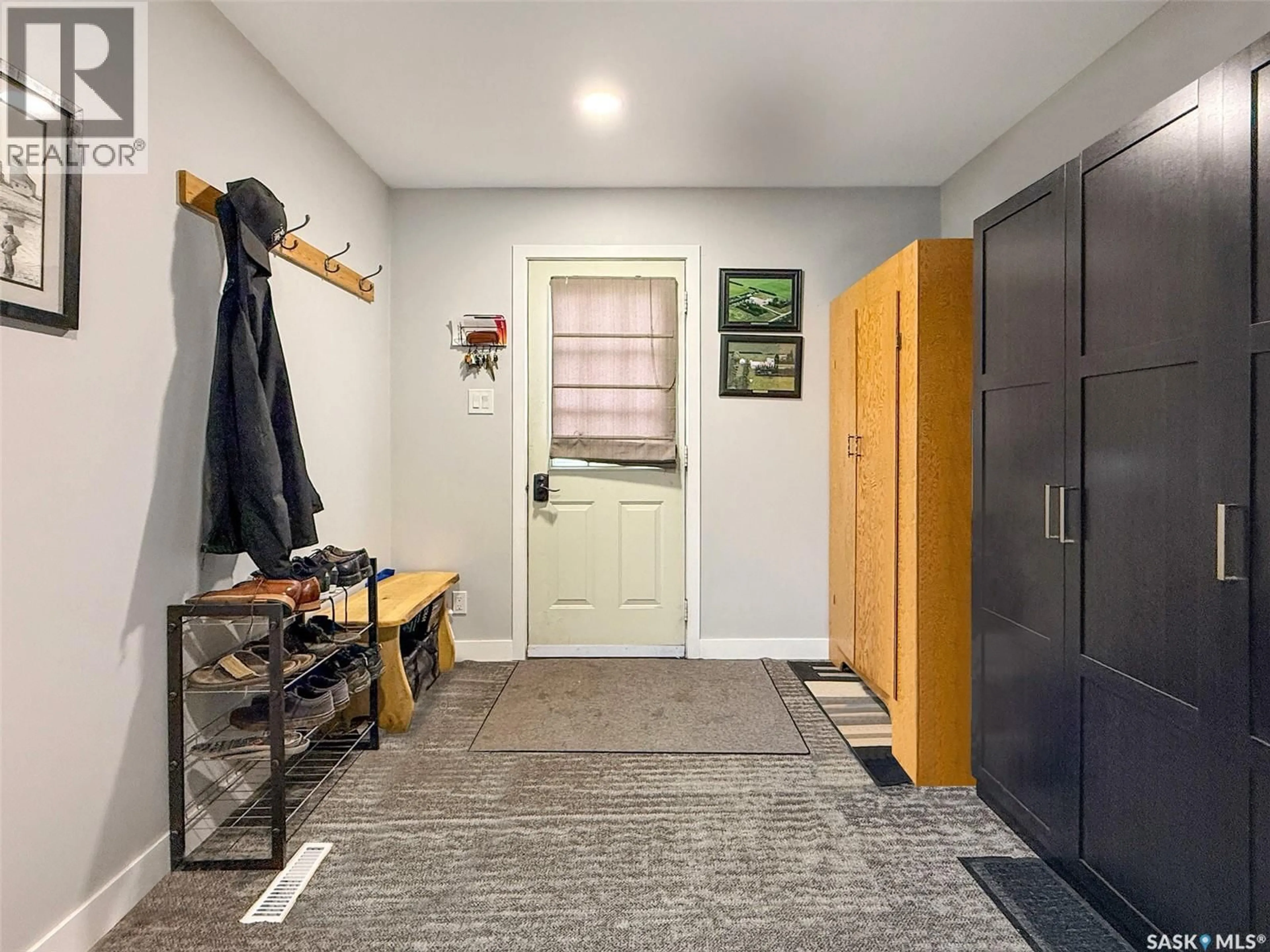 Indoor entryway for 404 7TH AVENUE, Swift Current Saskatchewan S9H0Z3