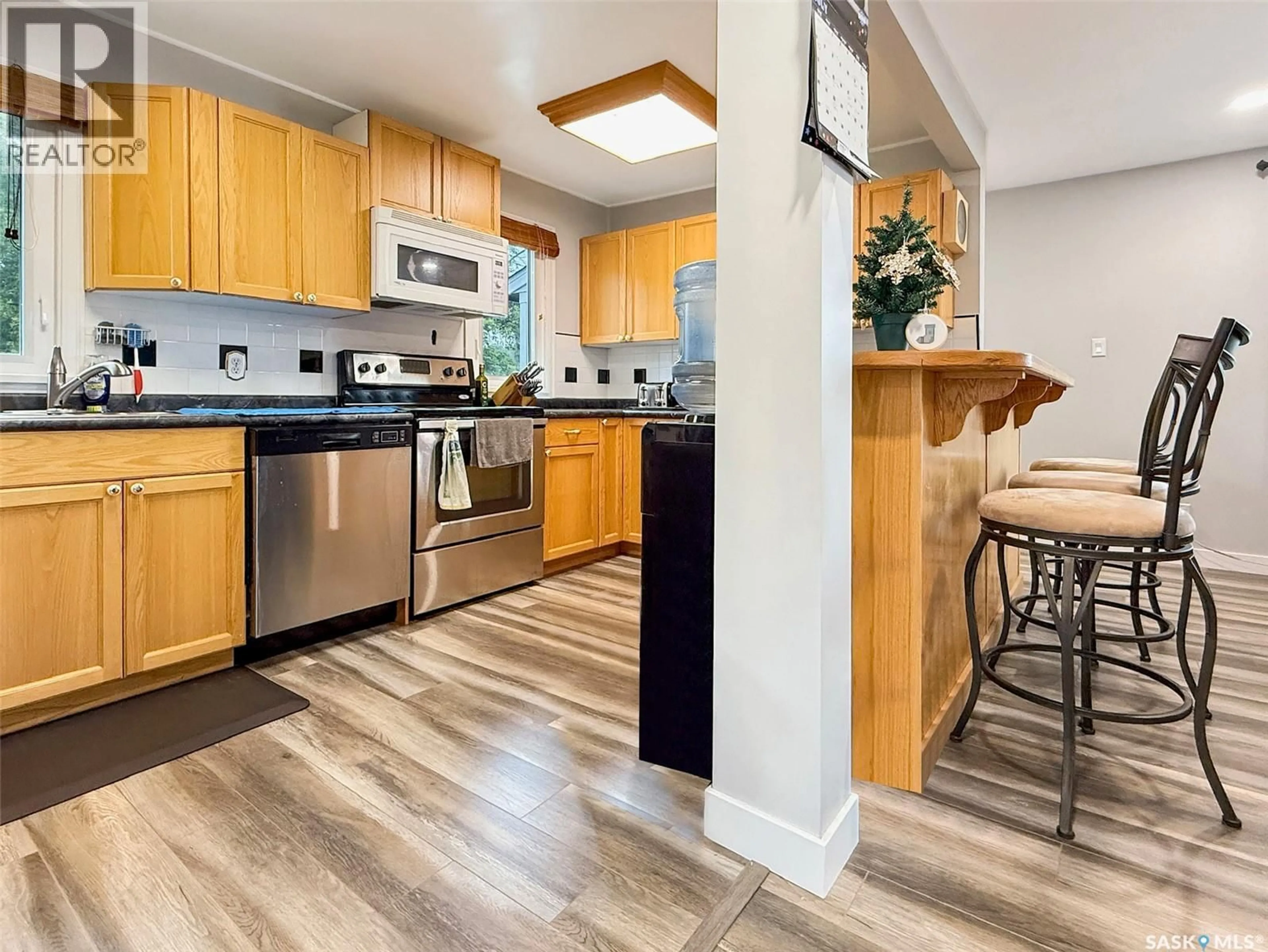 Open concept kitchen, wood/laminate floor for 404 7TH AVENUE, Swift Current Saskatchewan S9H0Z3