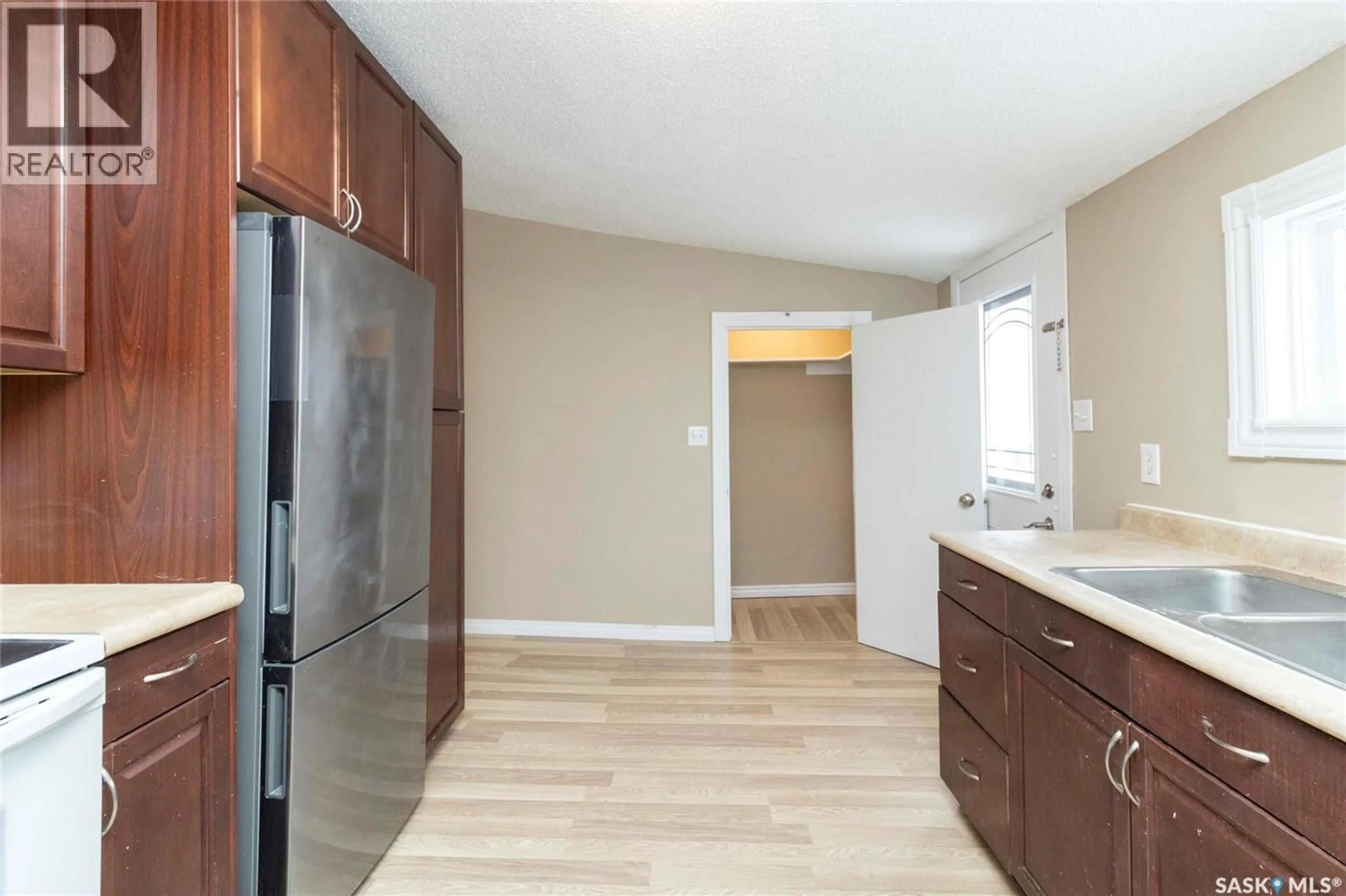 Standard kitchen, unknown for 325 S AVENUE S, Saskatoon Saskatchewan S7M3A1