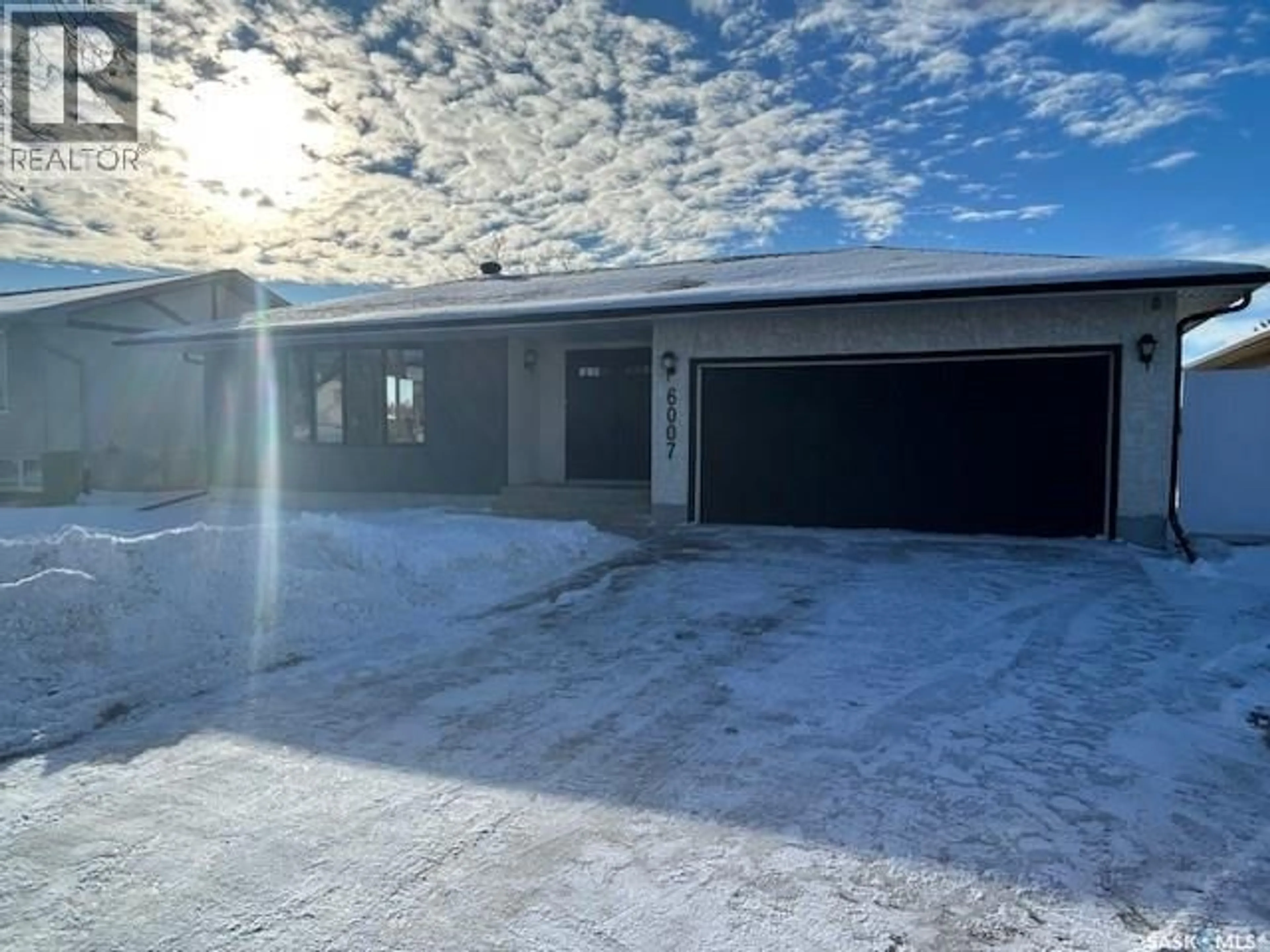 Indoor garage for 6007 SHERWOOD DRIVE, Regina Saskatchewan S4T6X5