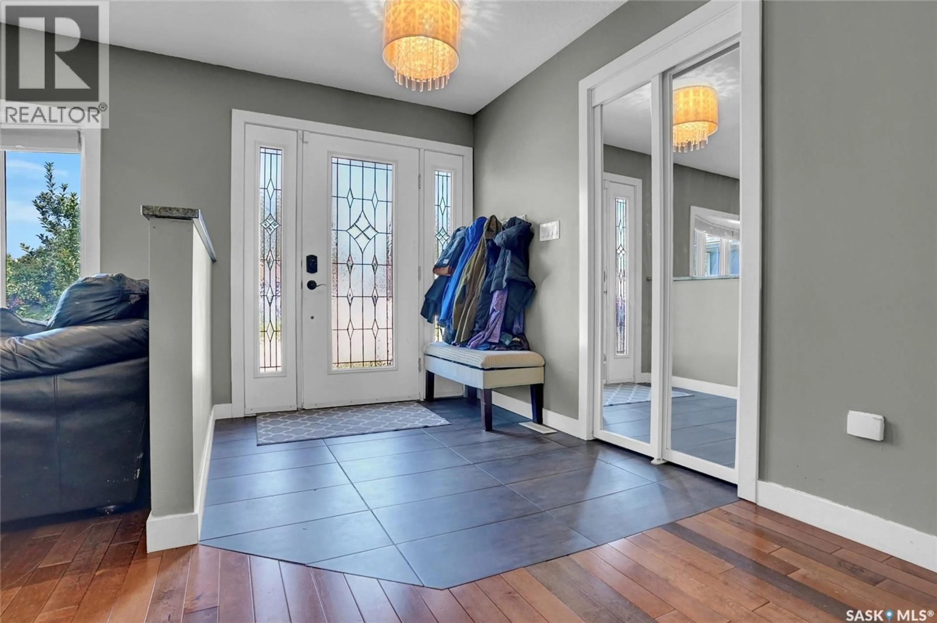 Indoor entryway for 1614 11TH AVENUE, Moose Jaw Saskatchewan S6H6W9