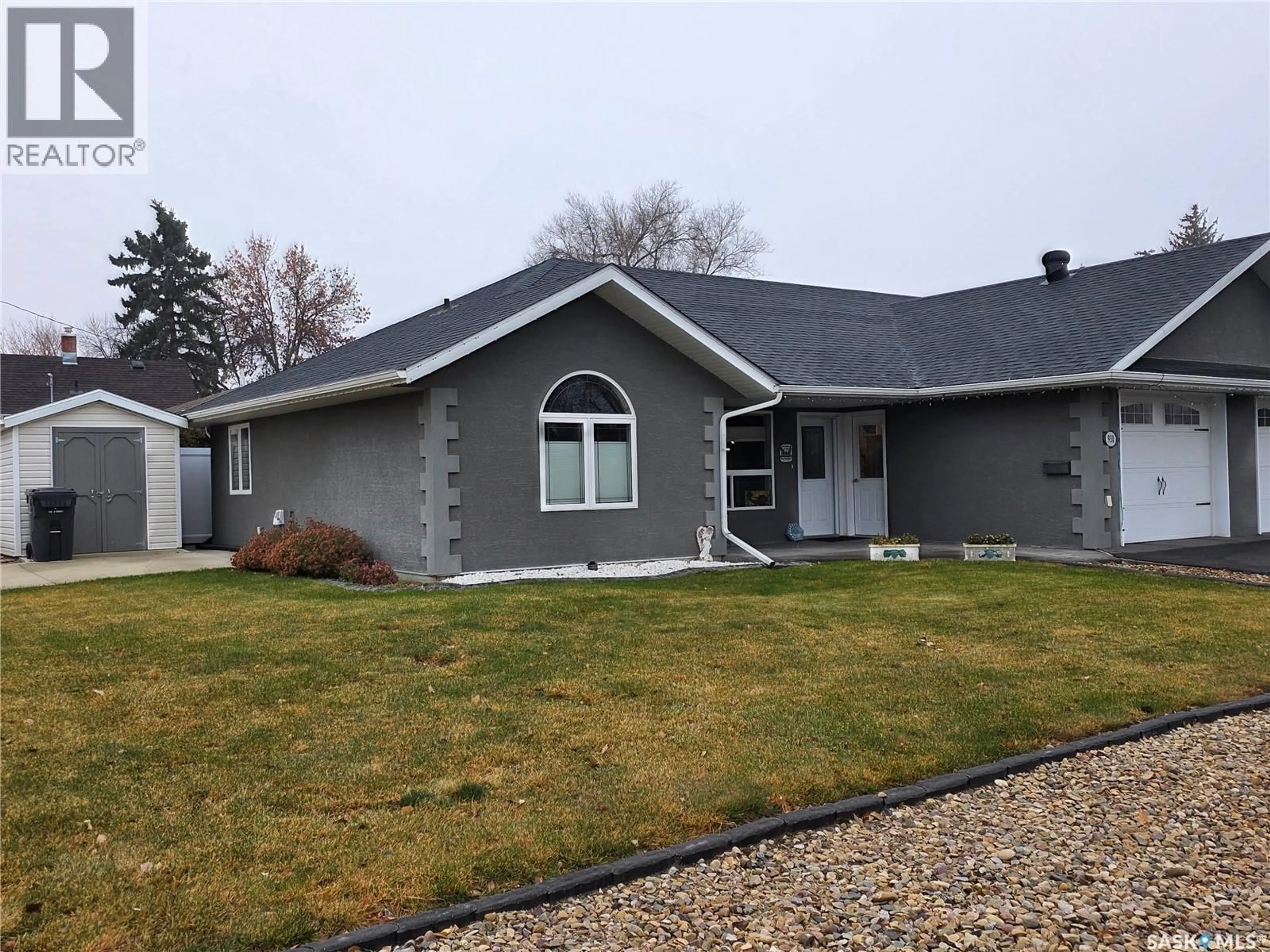 Home with vinyl exterior material, street for 930 NORTH STREET, Swift Current Saskatchewan S9H5N6
