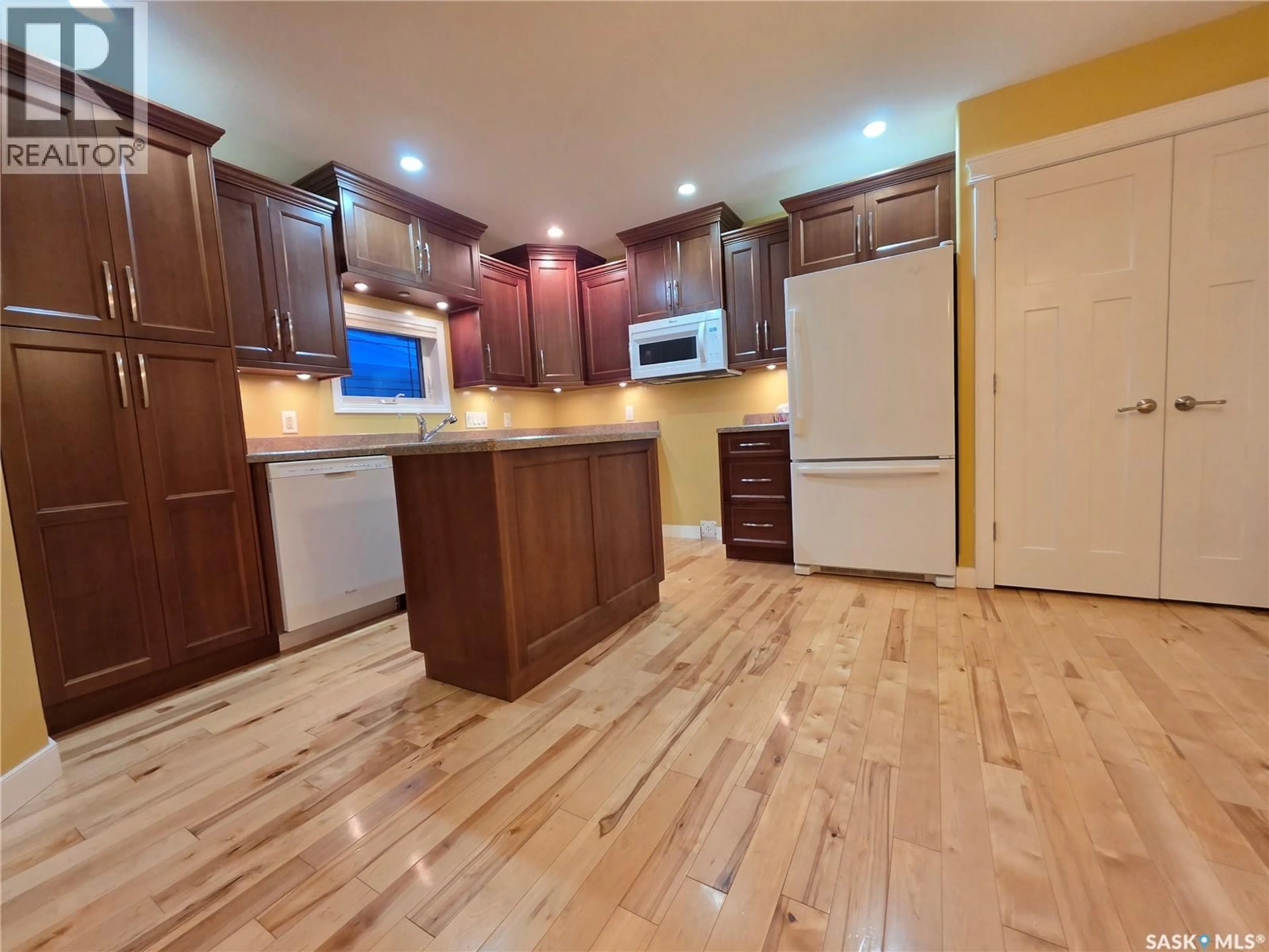 Open concept kitchen, wood/laminate floor for 930 NORTH STREET, Swift Current Saskatchewan S9H5N6