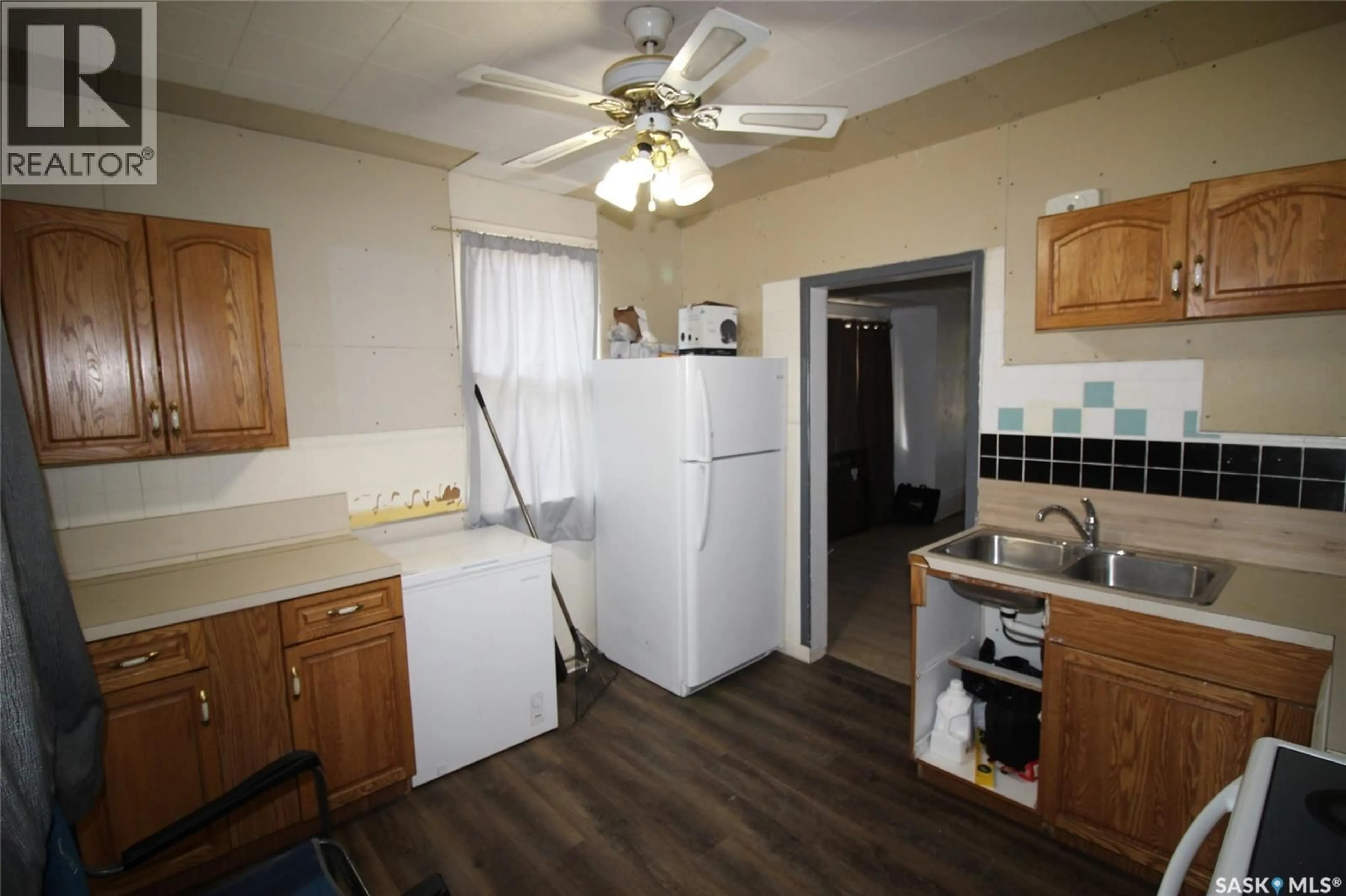 Standard kitchen, unknown for 564 1ST STREET, Shaunavon Saskatchewan S0N2M0