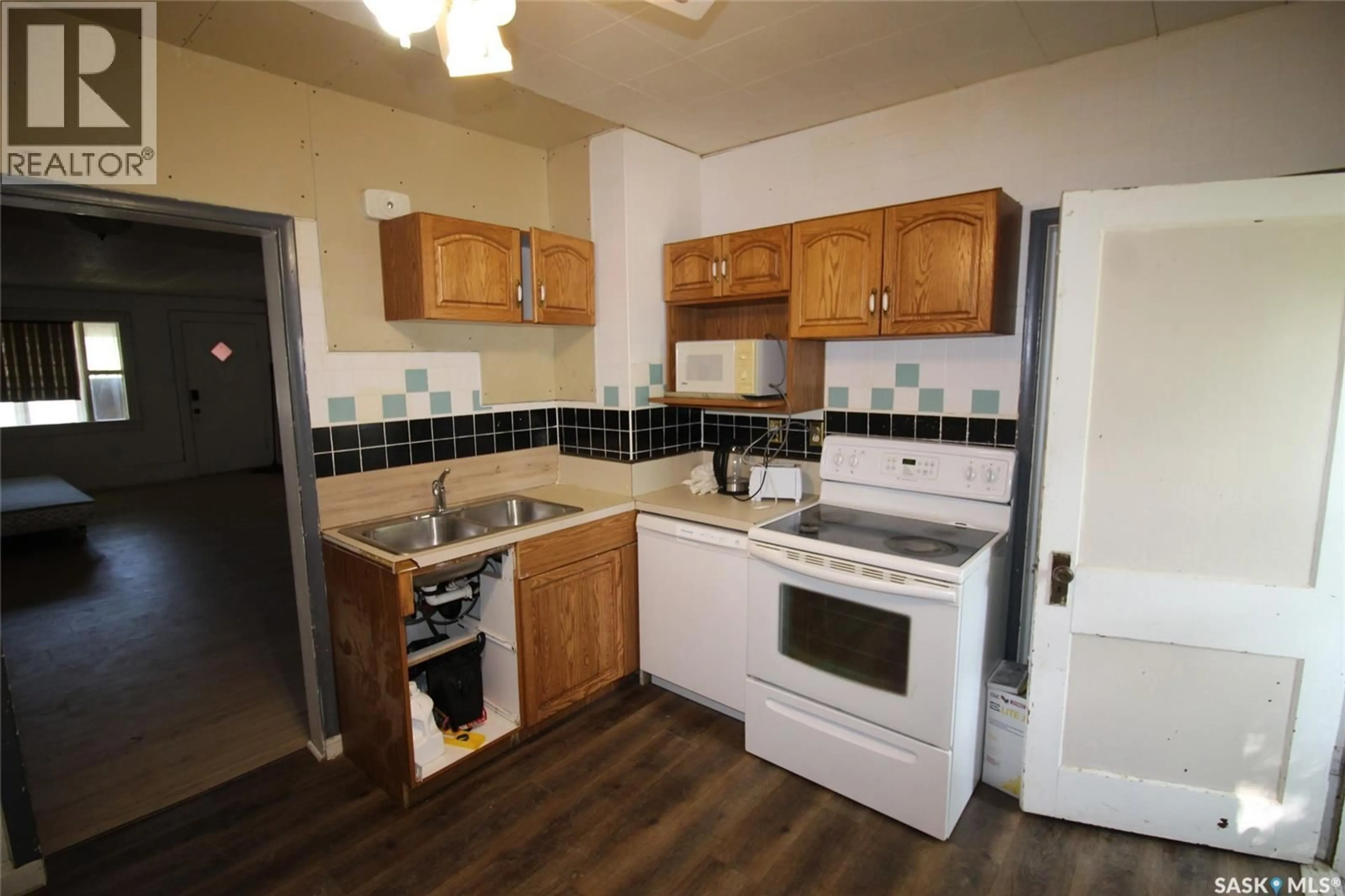 Standard kitchen, unknown for 564 1ST STREET, Shaunavon Saskatchewan S0N2M0