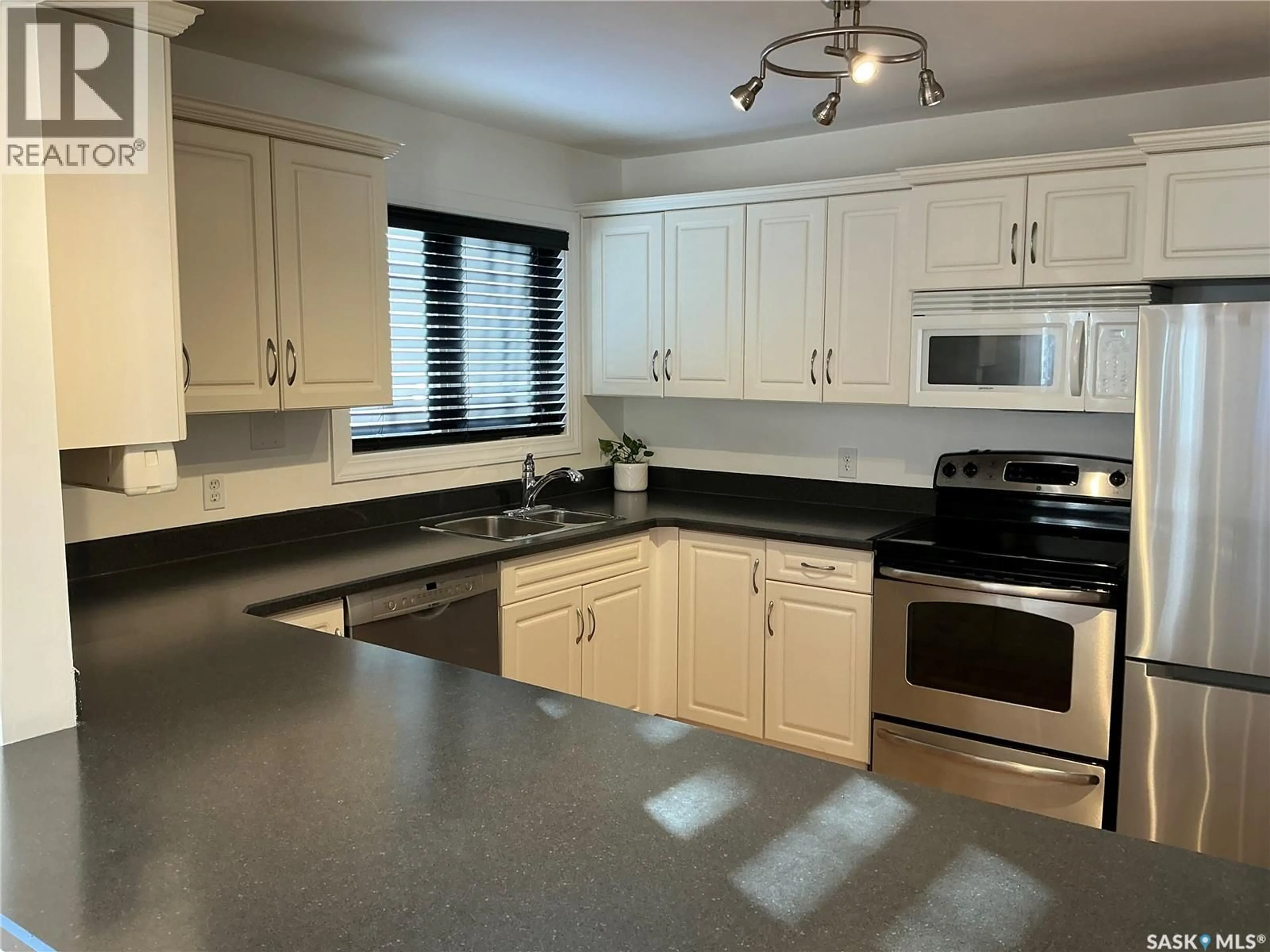 Standard kitchen, unknown for 137 X AVENUE, Saskatoon Saskatchewan S7M3H2