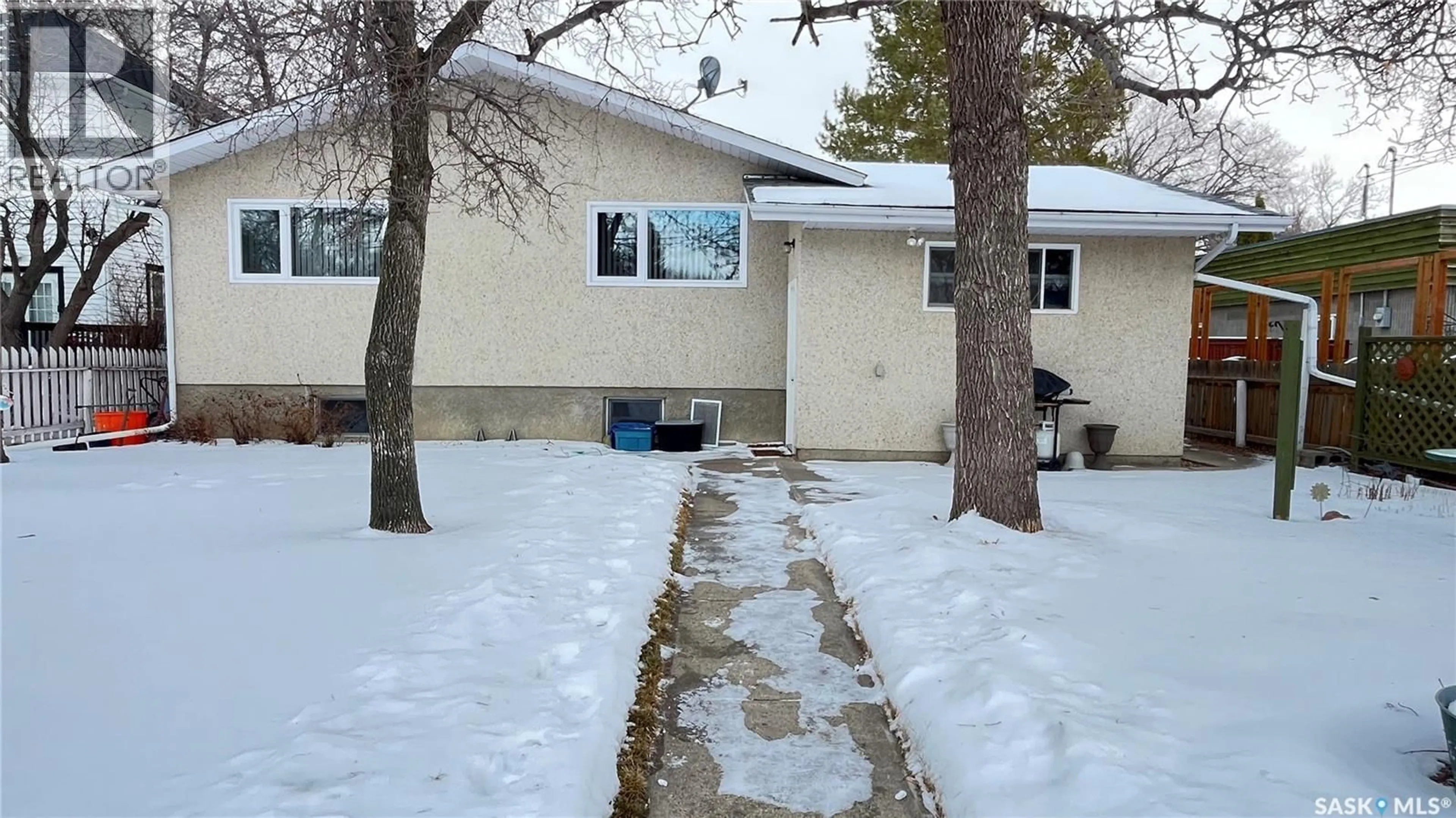 Patio, street for 215 MARSH STREET, Maple Creek Saskatchewan S0N1N0