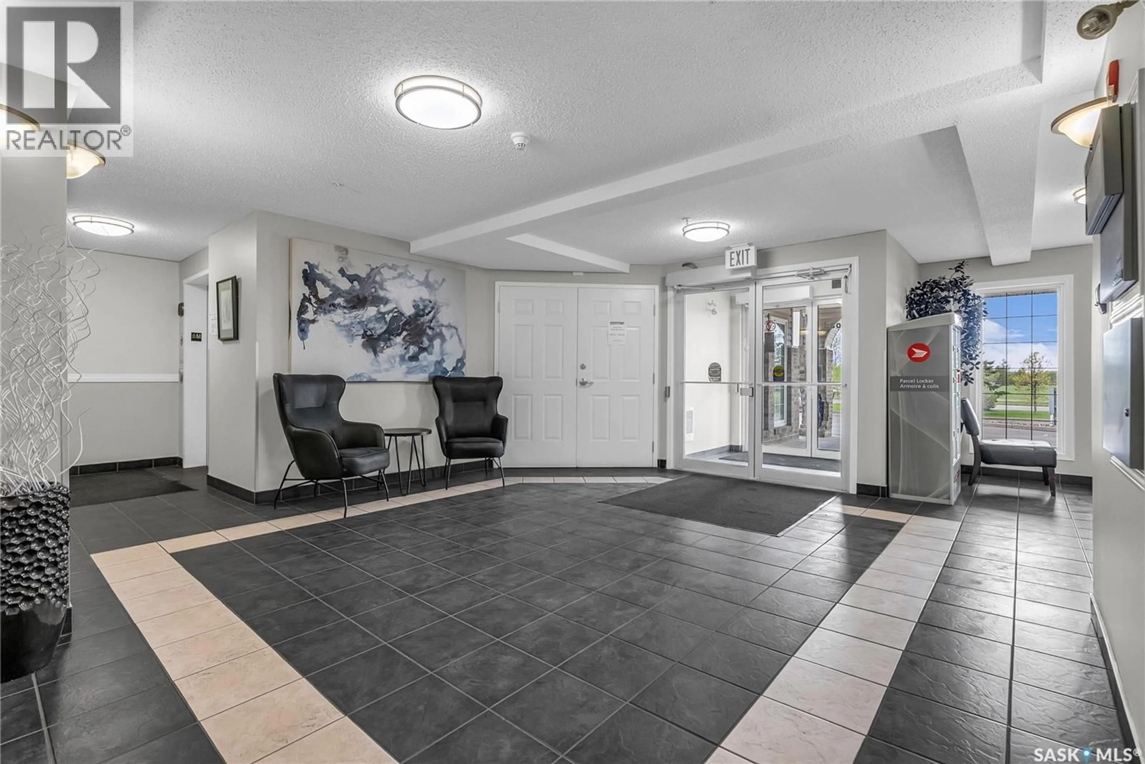 Indoor foyer for 105 - 303 LOWE ROAD, Saskatoon Saskatchewan S7S1P2