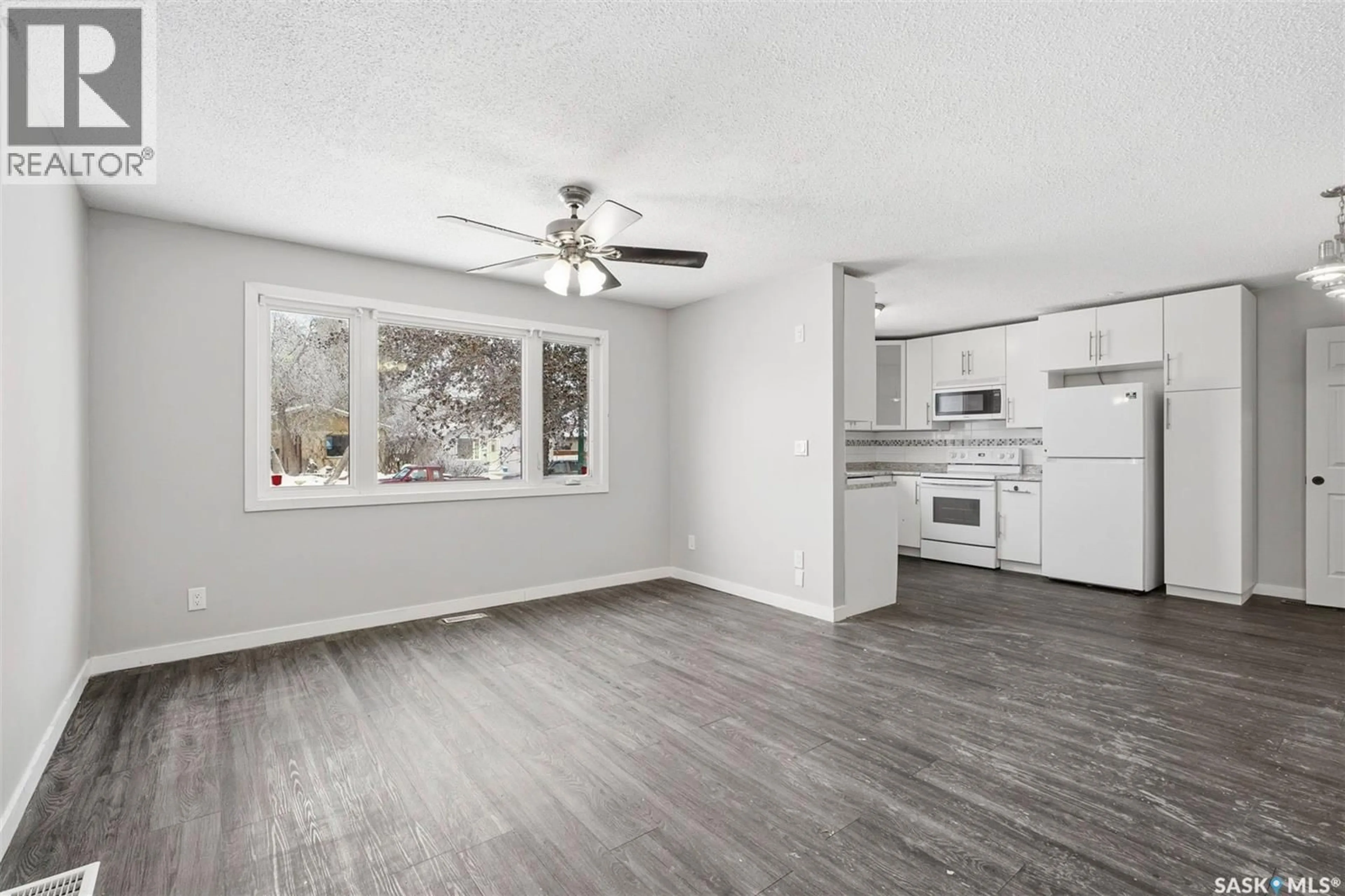 Open concept kitchen, unknown for 258 WATERLOO CRESCENT, Saskatoon Saskatchewan S7H4G5