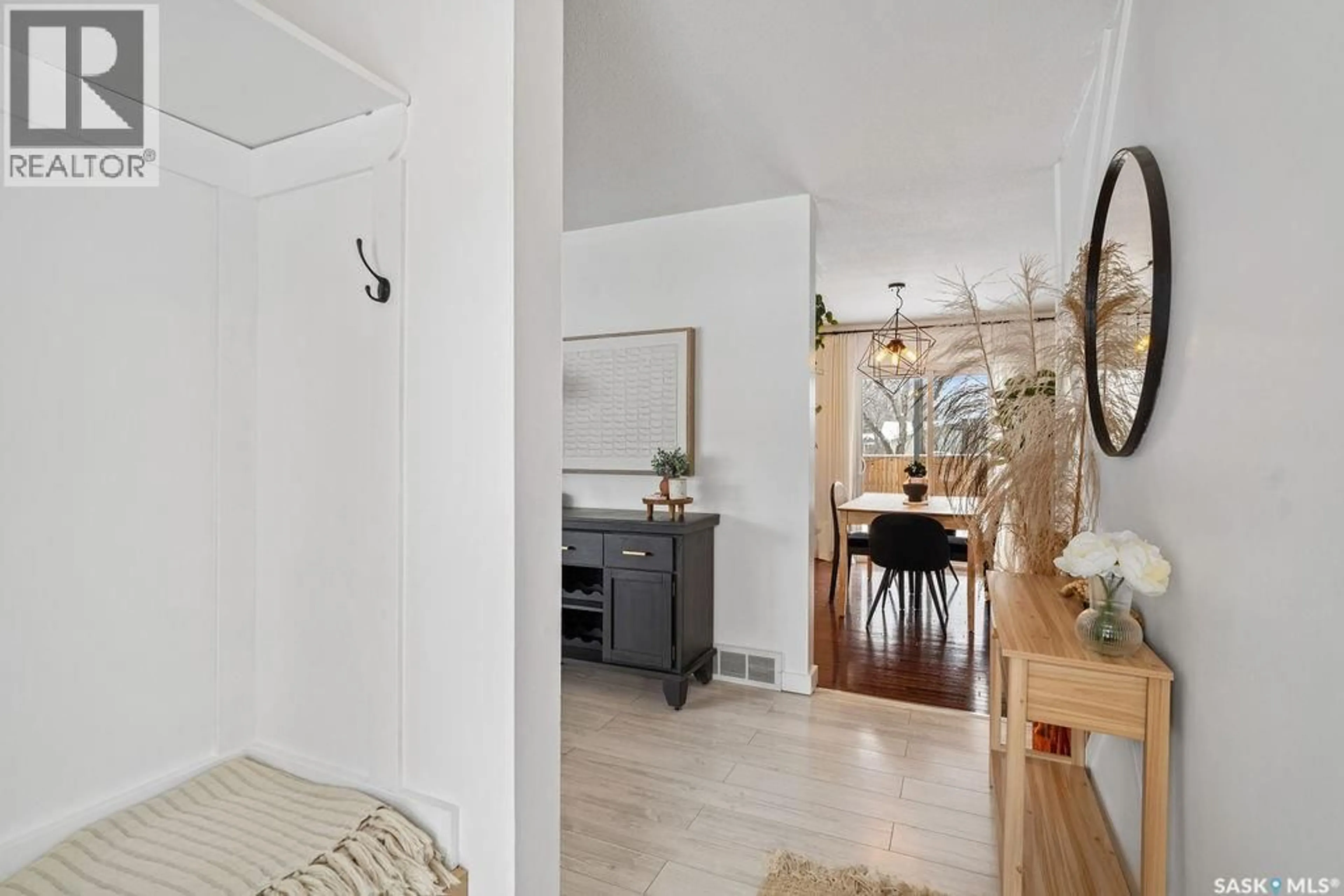 Indoor entryway for 4601 CASTLE ROAD, Regina Saskatchewan S4S4W8