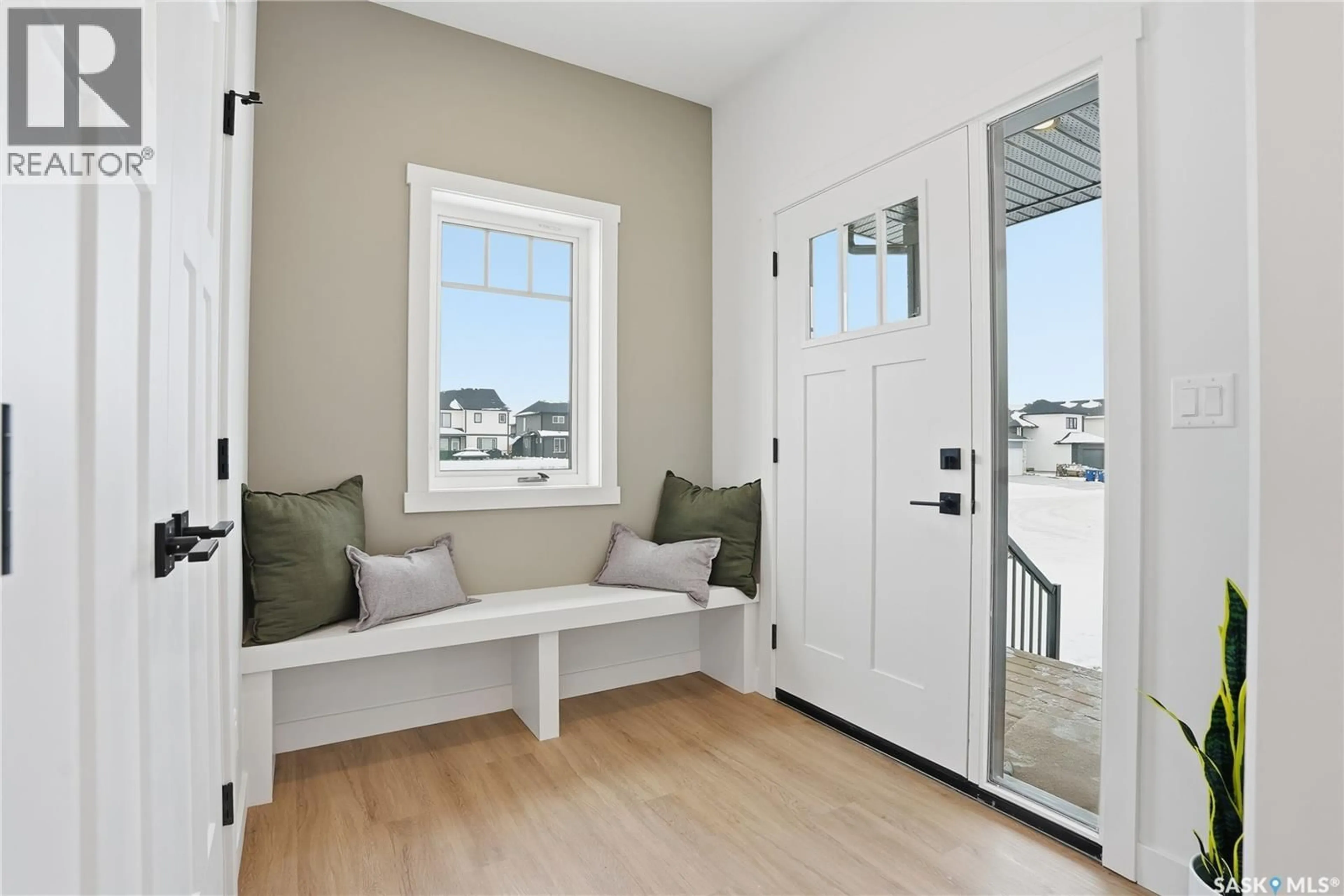 Indoor entryway for 142 HAVERSTOCK CRESCENT, Saskatoon Saskatchewan S7W1E3