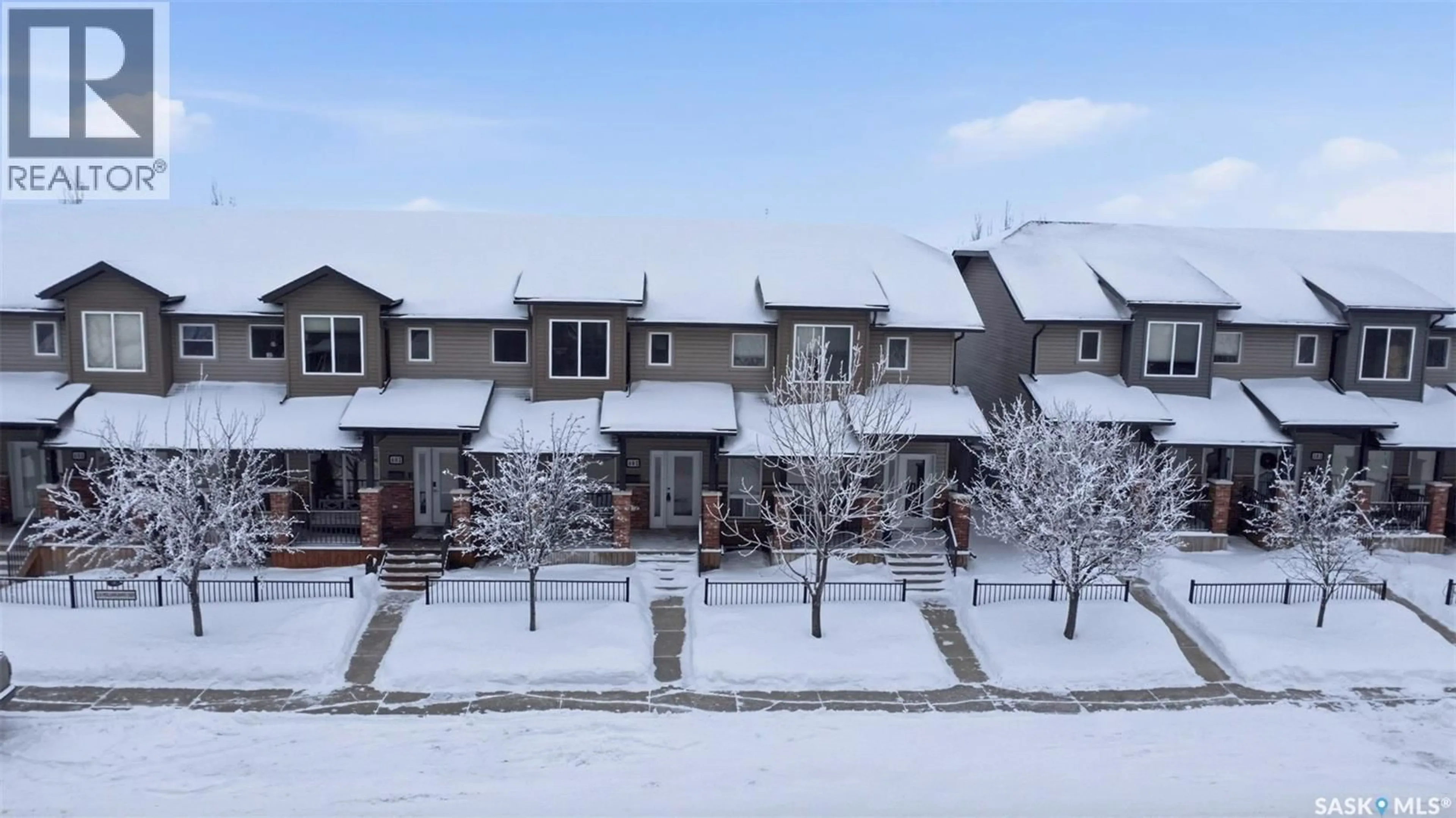 A pic from outside/outdoor area/front of a property/back of a property/a pic from drone, street for 110 - 402 WILLOWGROVE CRESCENT, Saskatoon Saskatchewan S7W0E3