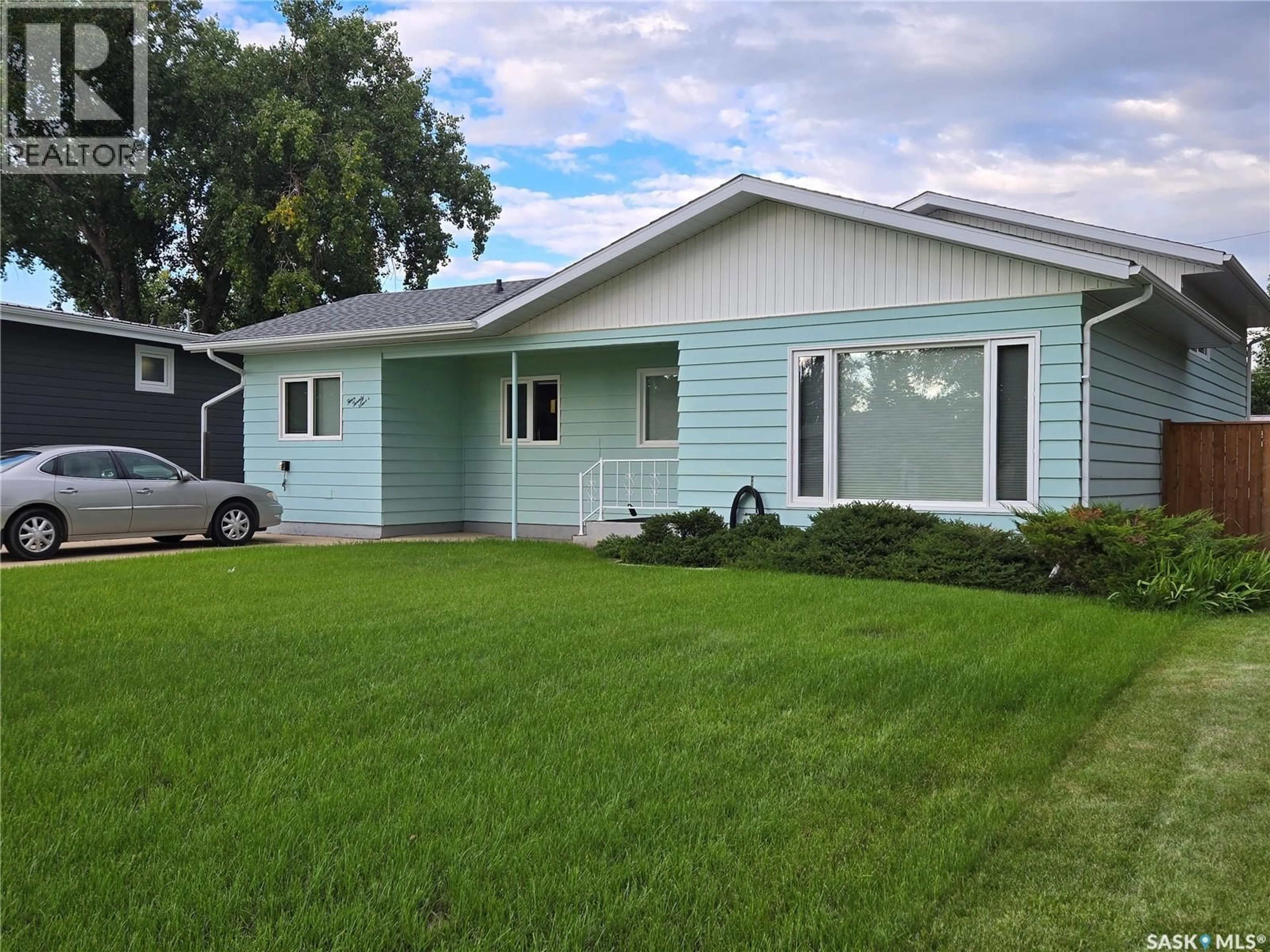 Home with vinyl exterior material, street for 427 15TH AVENUE, Swift Current Saskatchewan S9H2X5